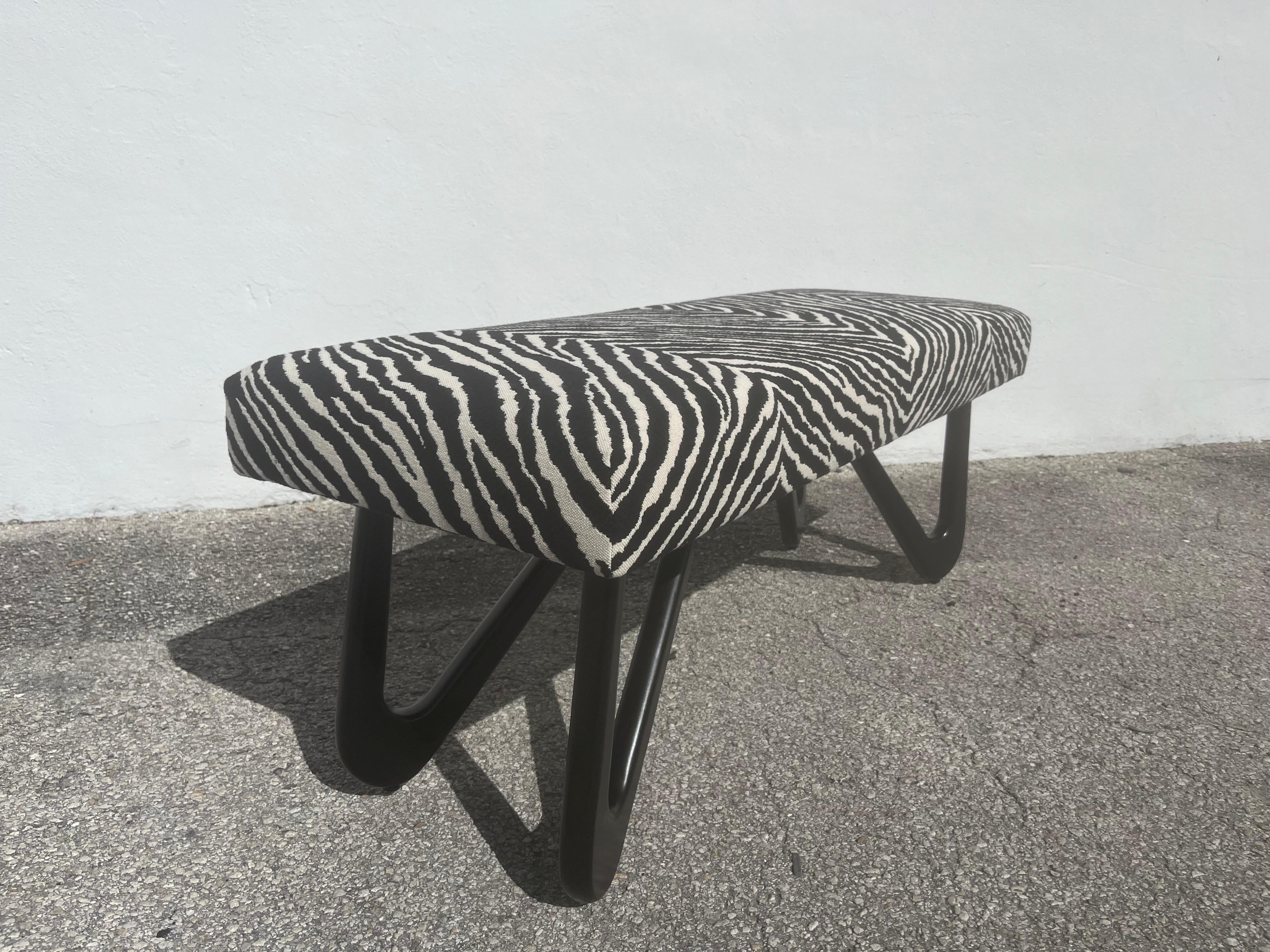 Panchina moderna scultorea nello stile di Adrian Pearsall, tessuto Zebra in vendita 3