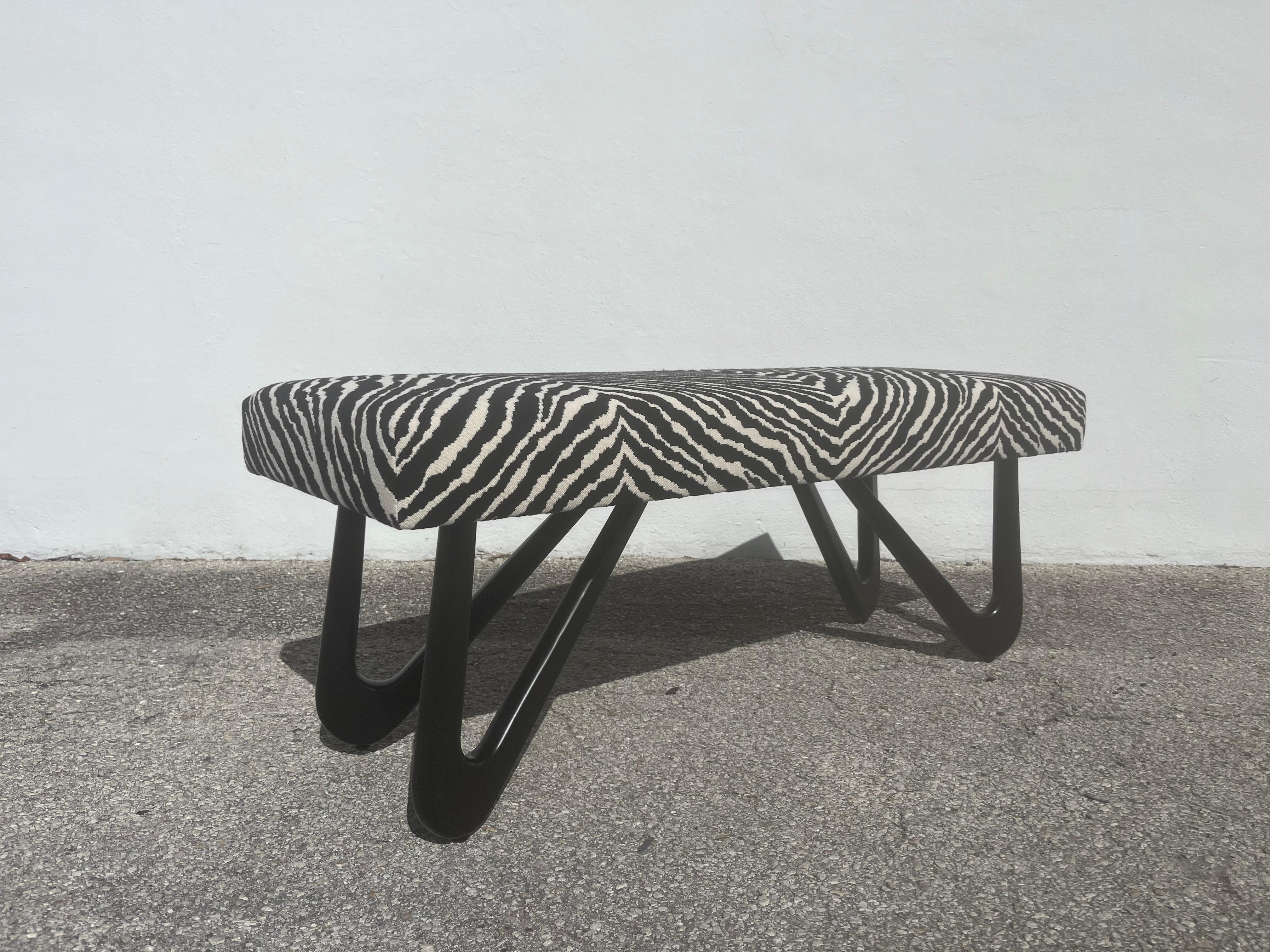 Panchina moderna scultorea nello stile di Adrian Pearsall, tessuto Zebra in vendita 4