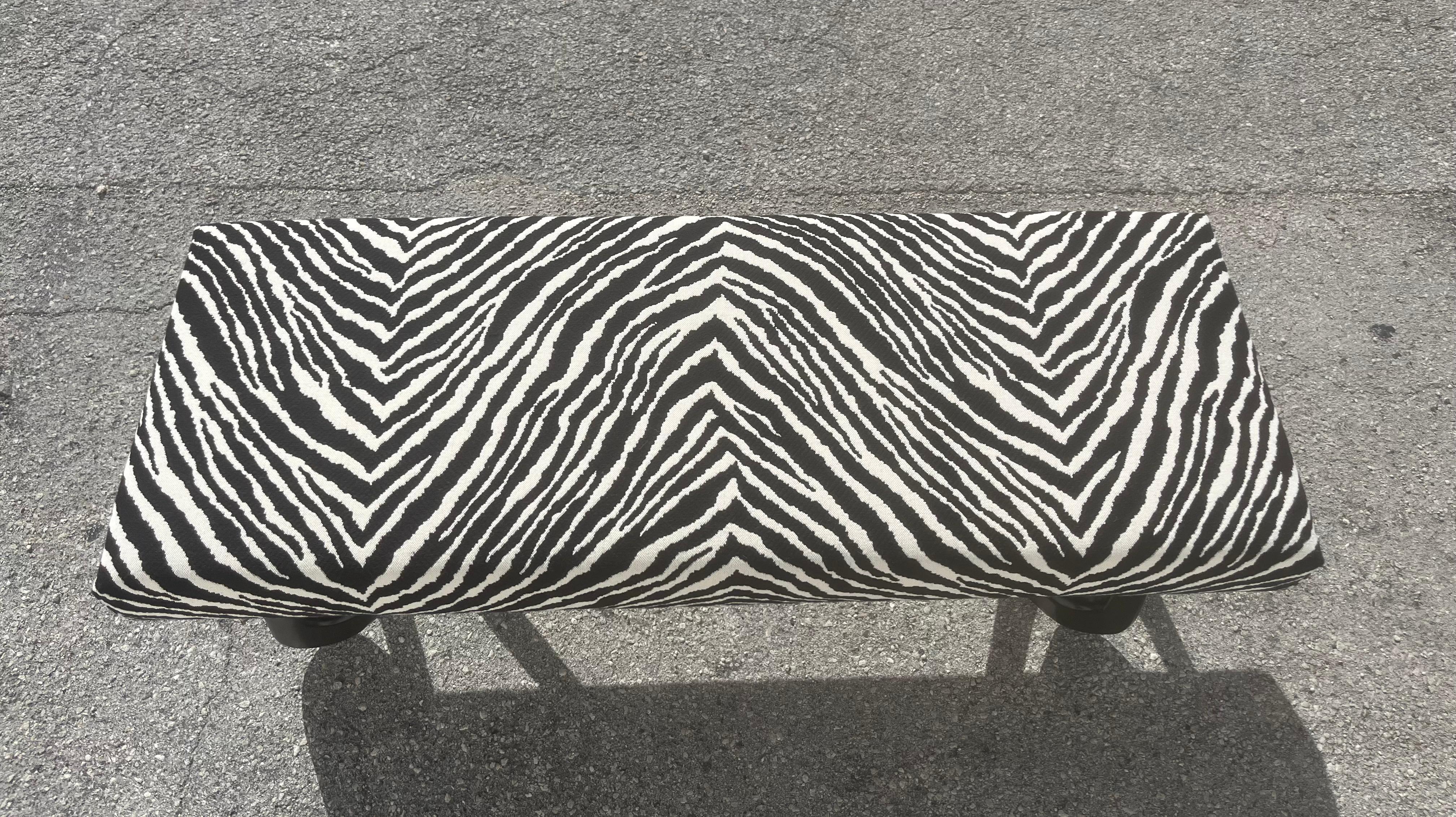 Panchina moderna scultorea nello stile di Adrian Pearsall, tessuto Zebra in vendita 5