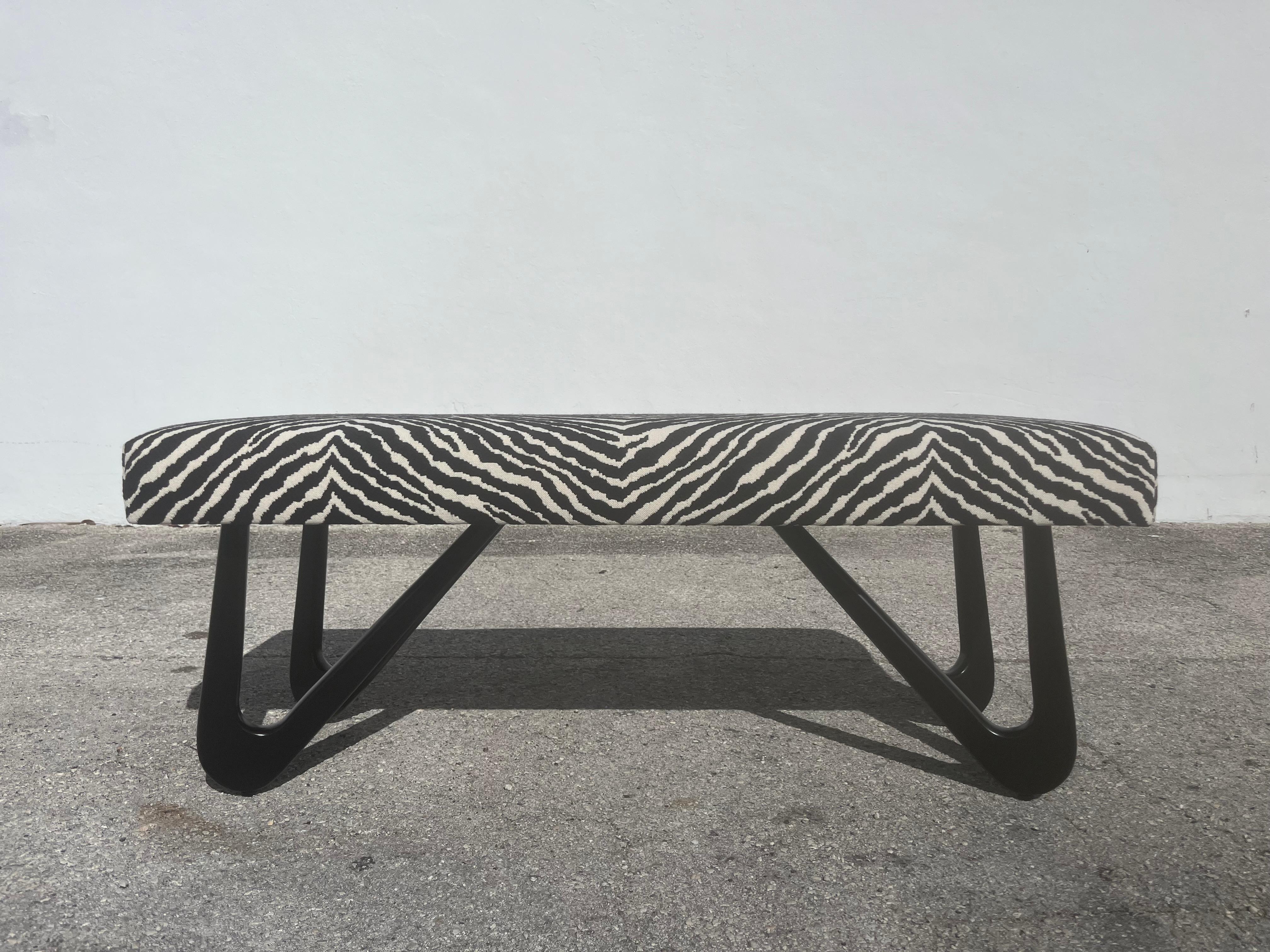 Panchina moderna scultorea nello stile di Adrian Pearsall, tessuto Zebra in vendita 6