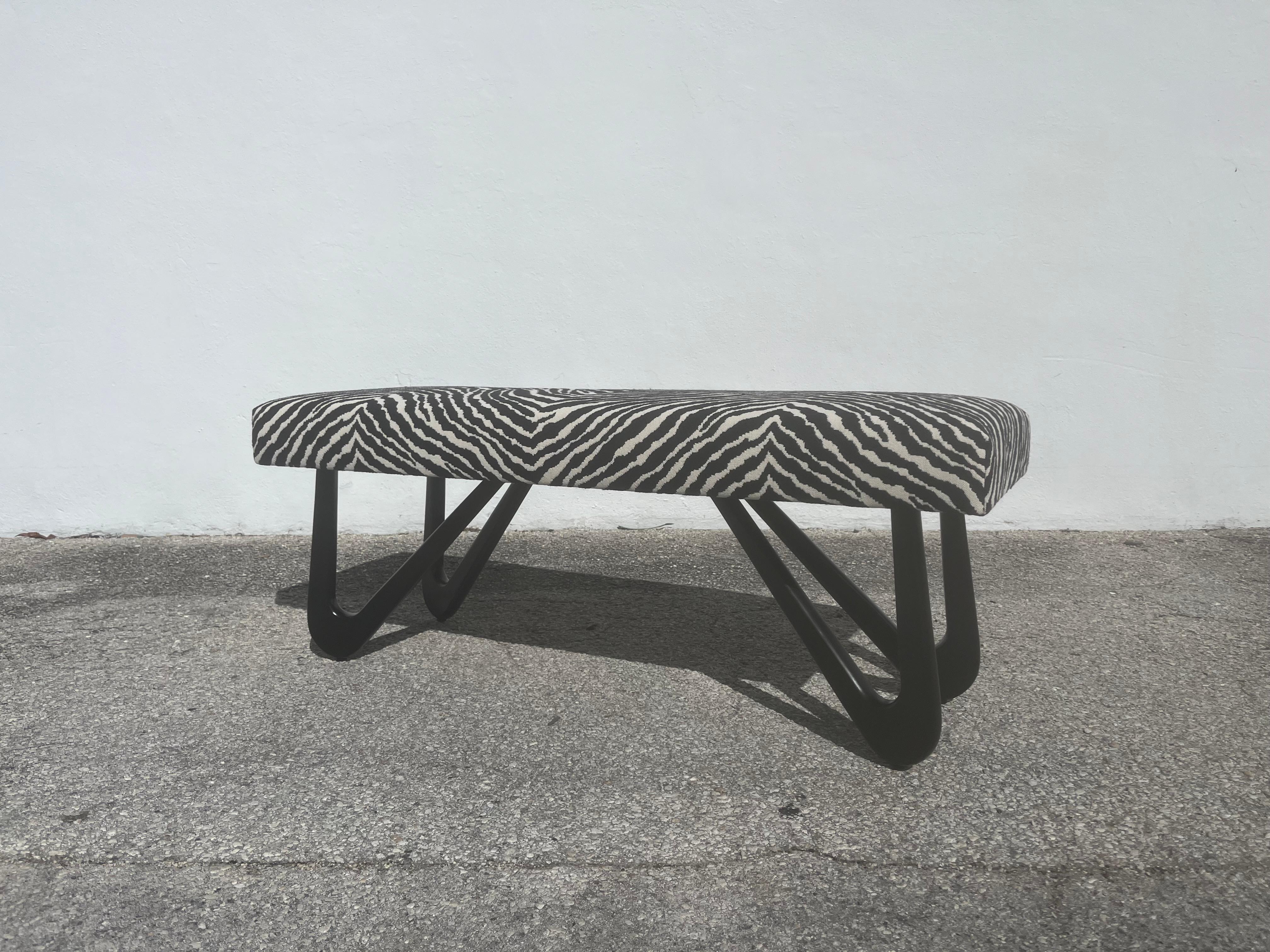Panchina moderna scultorea nello stile di Adrian Pearsall, tessuto Zebra in vendita 8