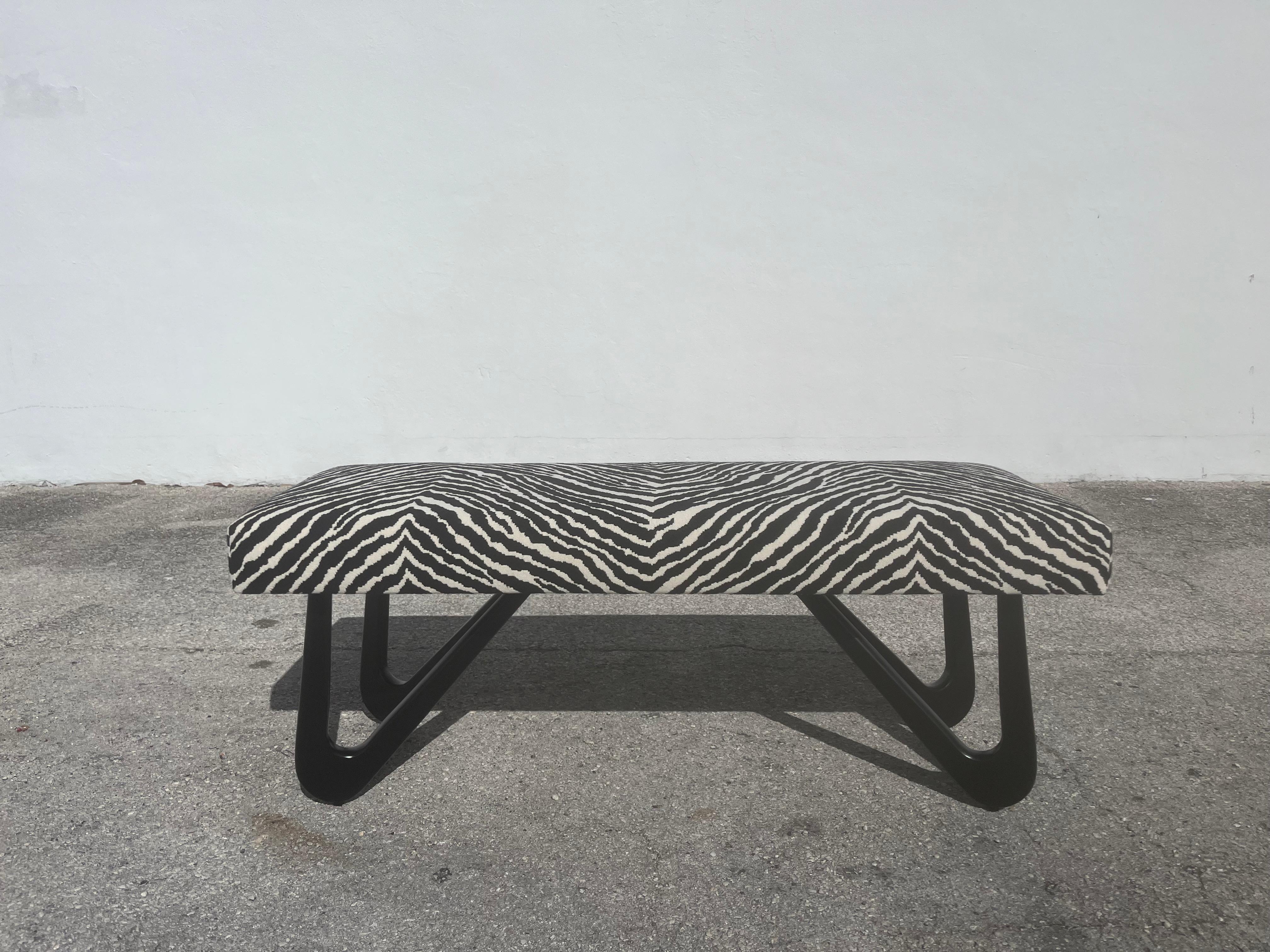 Panchina moderna scultorea nello stile di Adrian Pearsall, tessuto Zebra in vendita 9