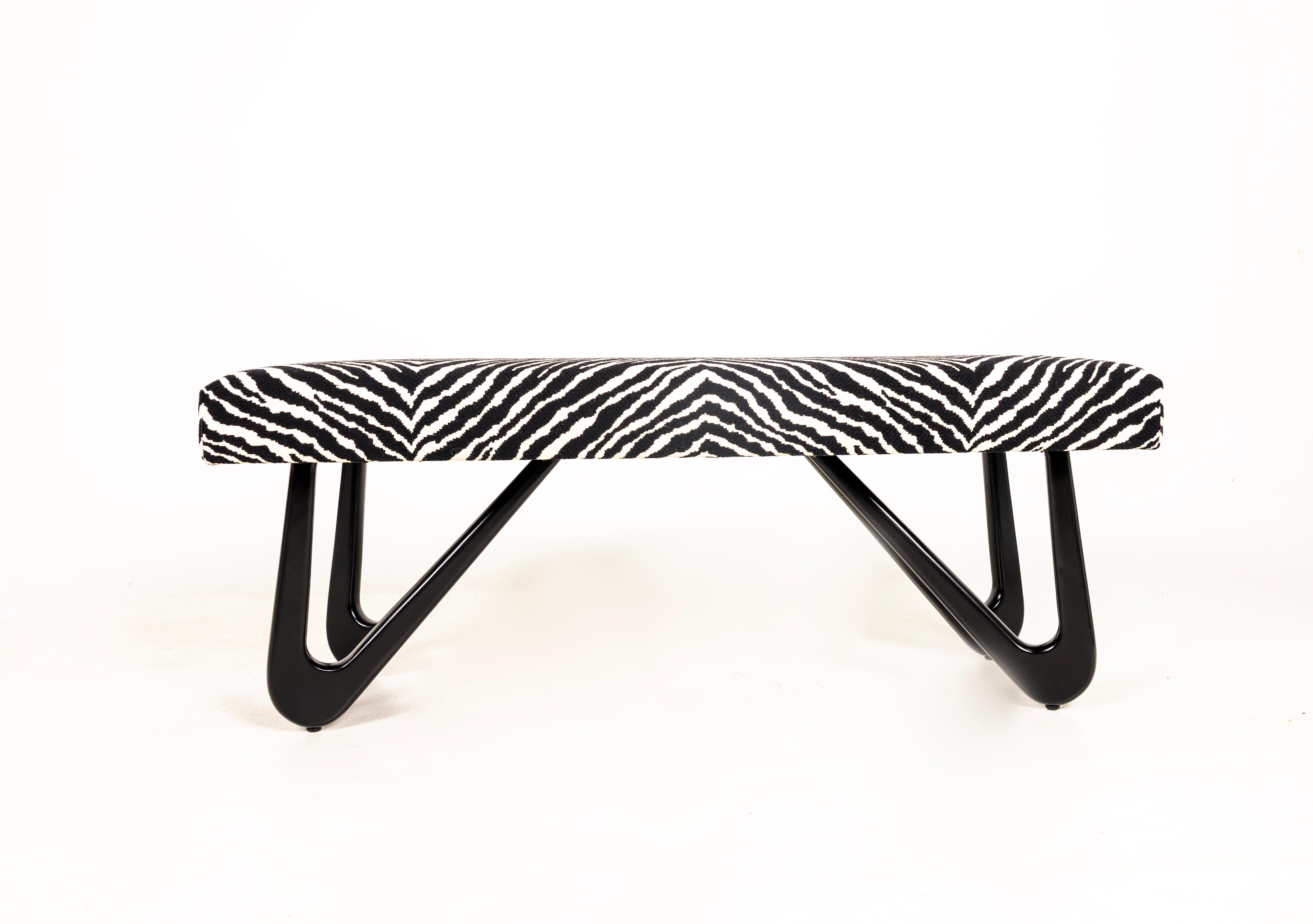 Panchina scultorea. Gambe in Wood Wood con finitura laccata nera, panca rivestita con il miglior tessuto zebrato che si possa comprare. Prodotto negli Stati Uniti. Un banco pronto per la spedizione, altri disponibili.
