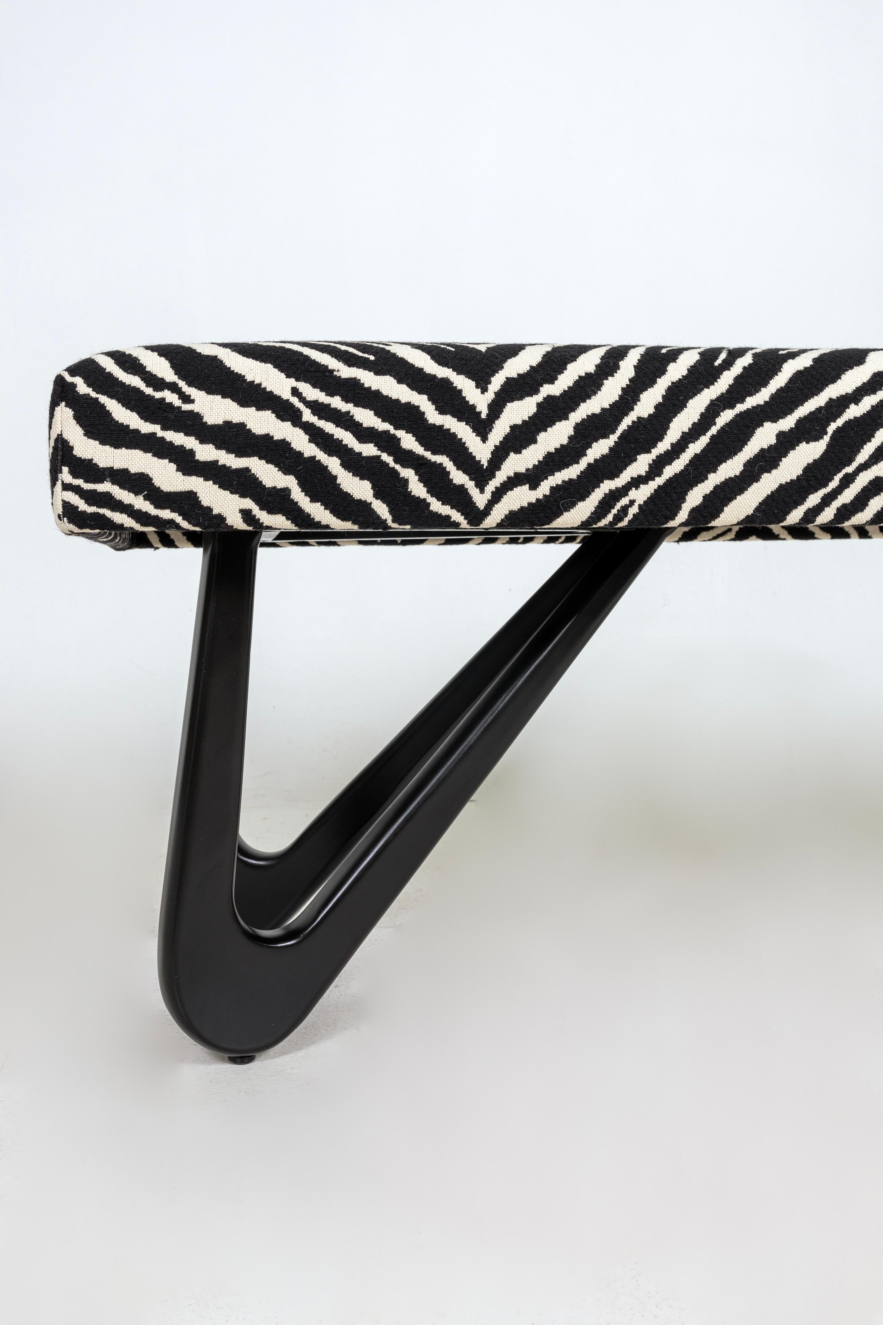 Panchina moderna scultorea nello stile di Adrian Pearsall, tessuto Zebra In condizioni ottime in vendita a Miami, FL