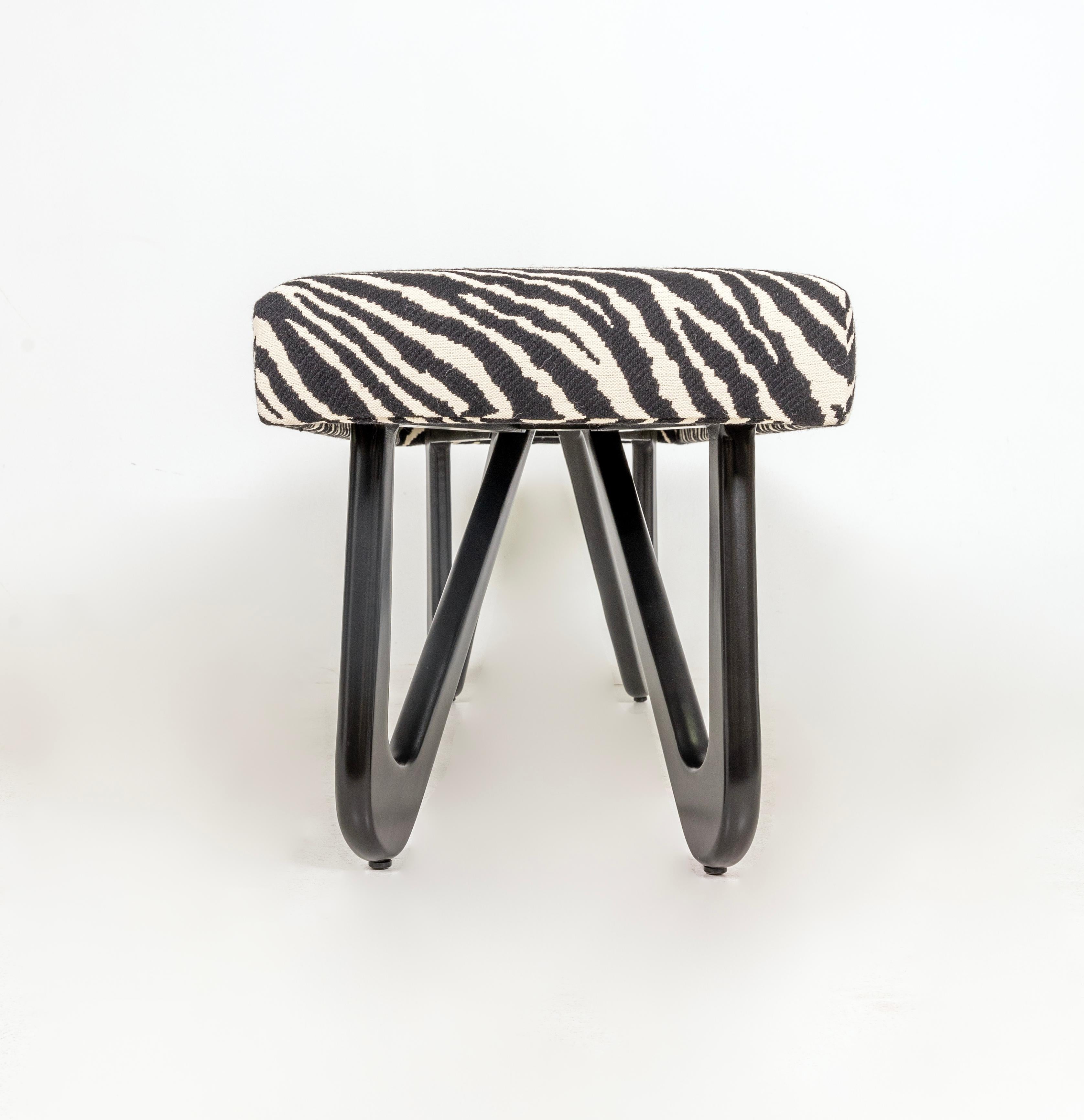 Panchina moderna scultorea nello stile di Adrian Pearsall, tessuto Zebra in vendita 1
