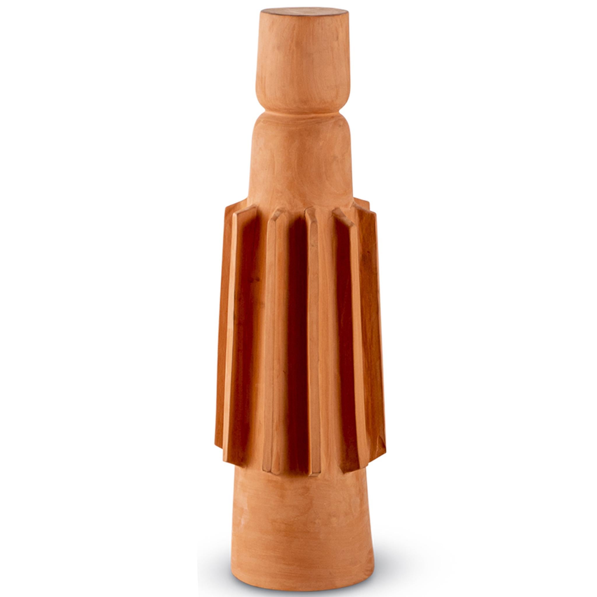 Dieses moderne, skulpturale, brutalistische Deko-Totem von Egg Designs verbindet skulpturale Formen mit primitiver Inspiration. Das aus unglasierter Terrakotta handgefertigte Design greift auf Stammesmotive zurück und zeigt kühne geometrische