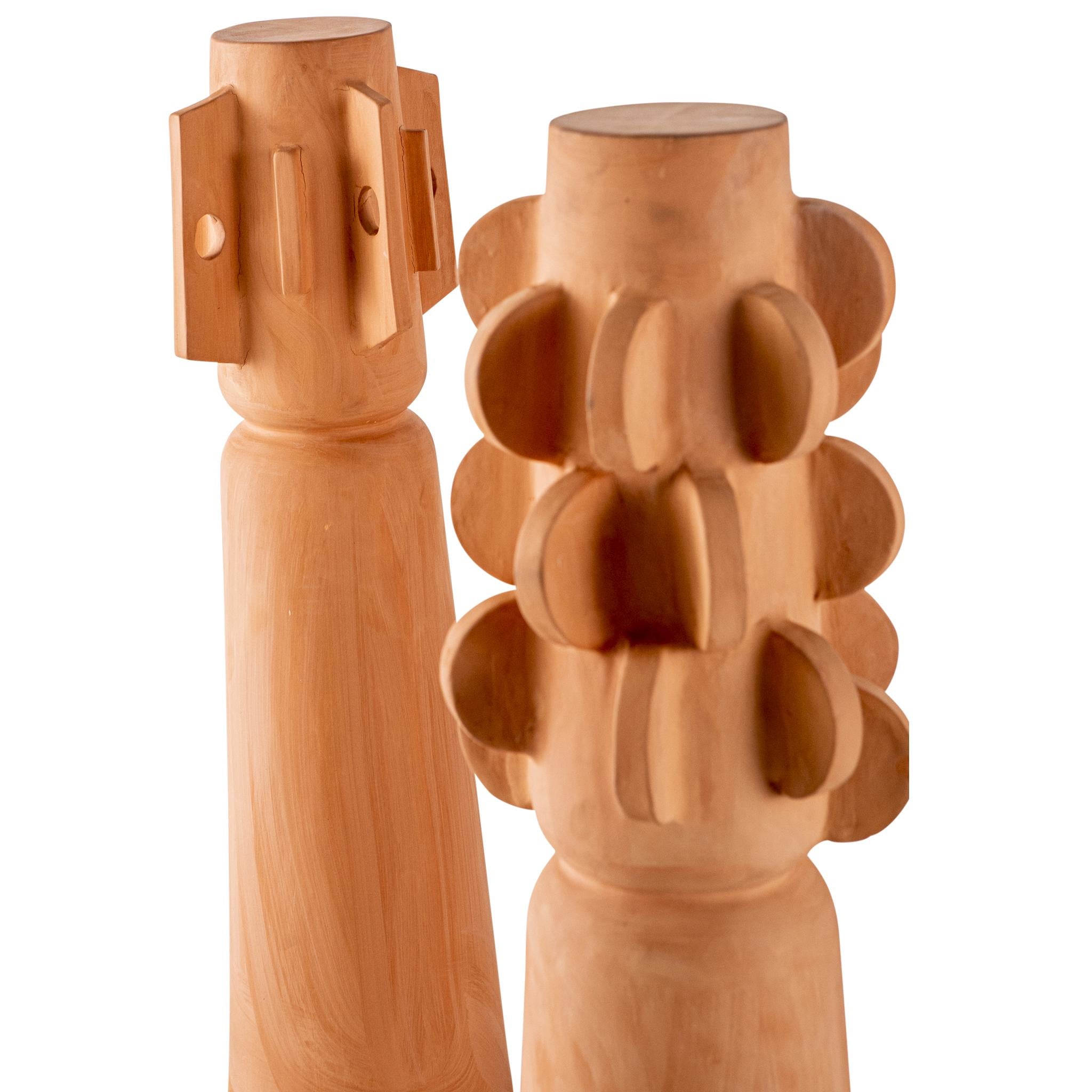 Conjunto escultórico de tótems decorativos de terracota inspirados en las tribus del brutalismo moderno en venta 2