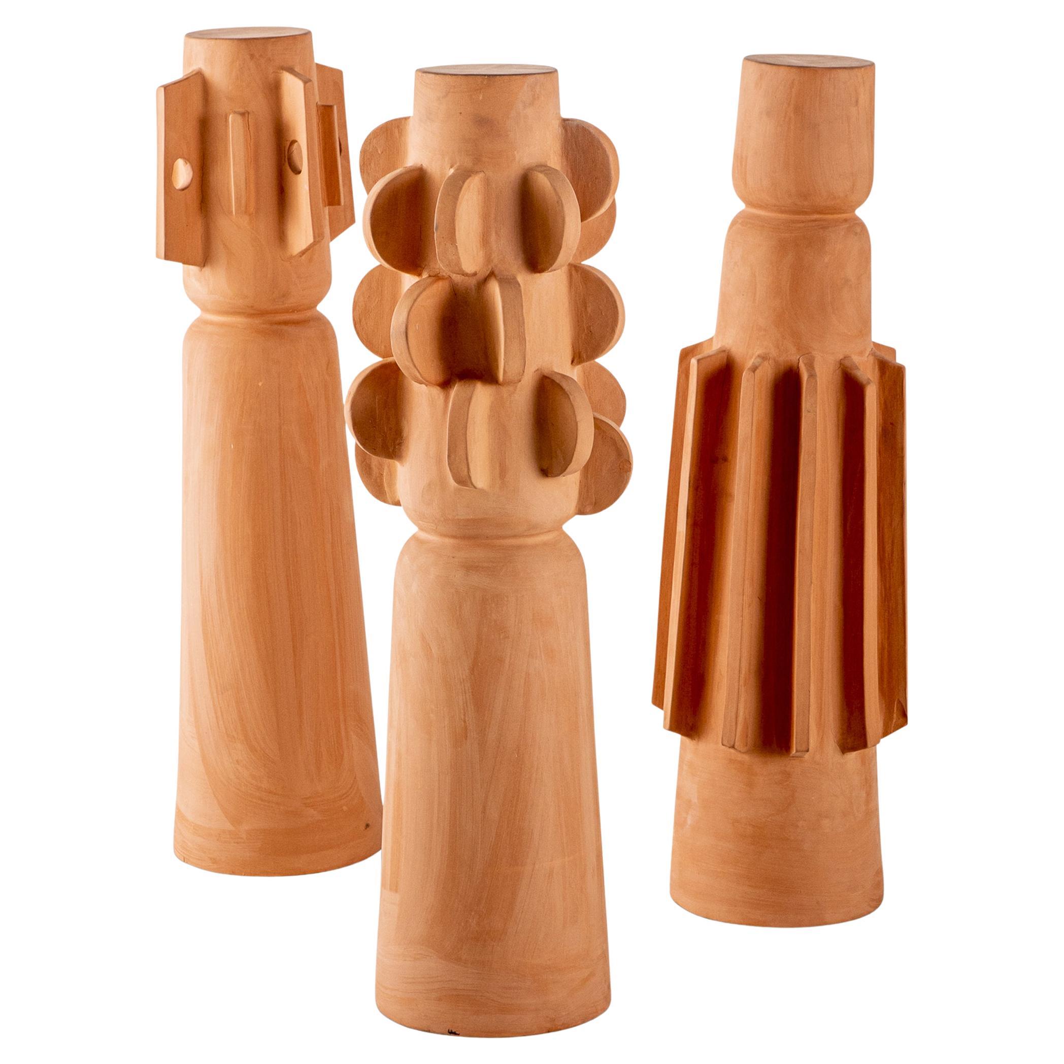 Conjunto escultórico de tótems decorativos de terracota inspirados en las tribus del brutalismo moderno en venta