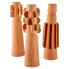 Conjunto escultórico de tótems decorativos de terracota inspirados en las tribus del brutalismo moderno