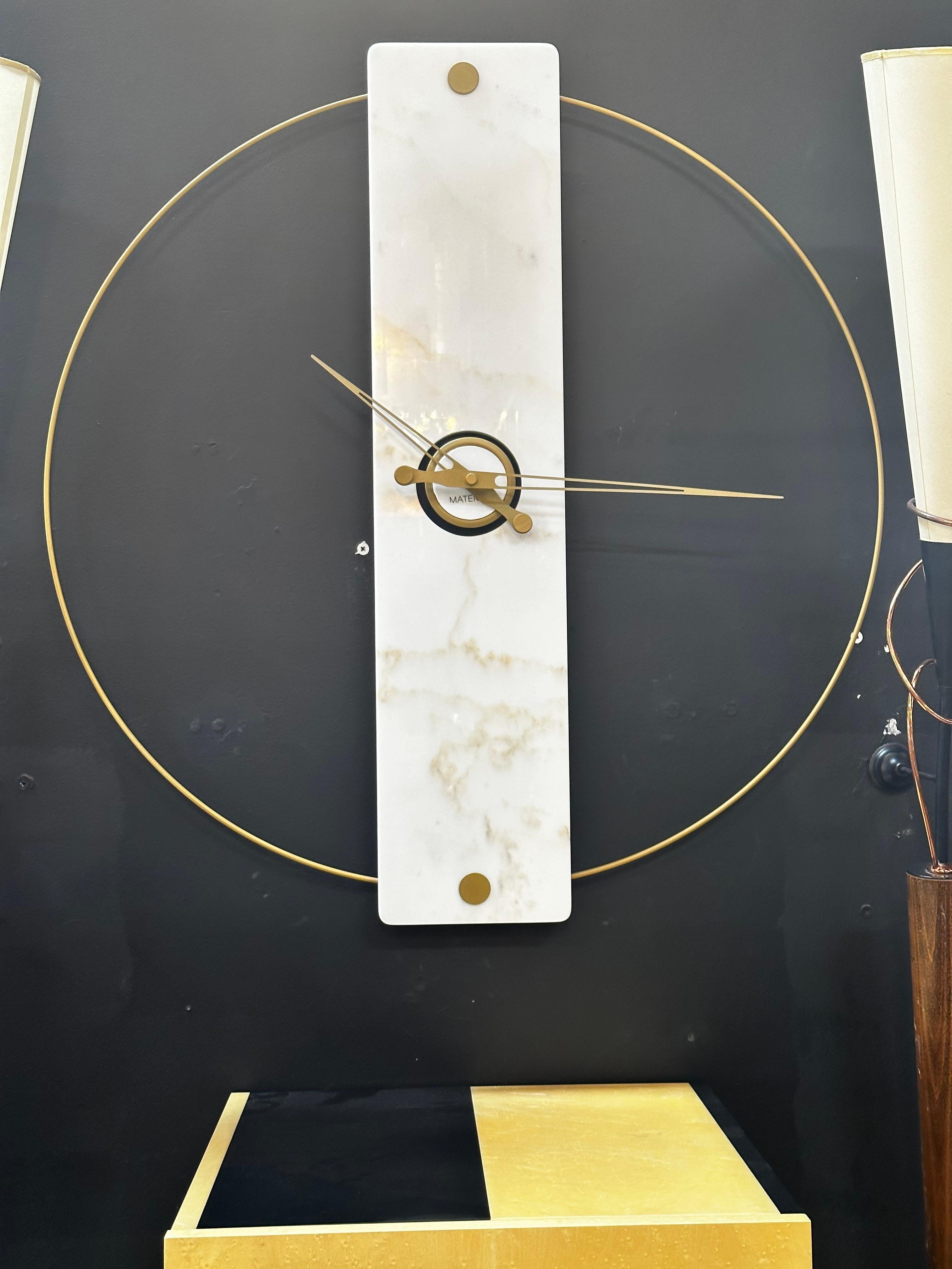 Sculptural clock 2023 with White Carrara marble and finishes in brass.

Elegance, class, precision. Sculptural wall clock is characterized by Carrara White marble slab and with a circumference in chrome finished in brass.

