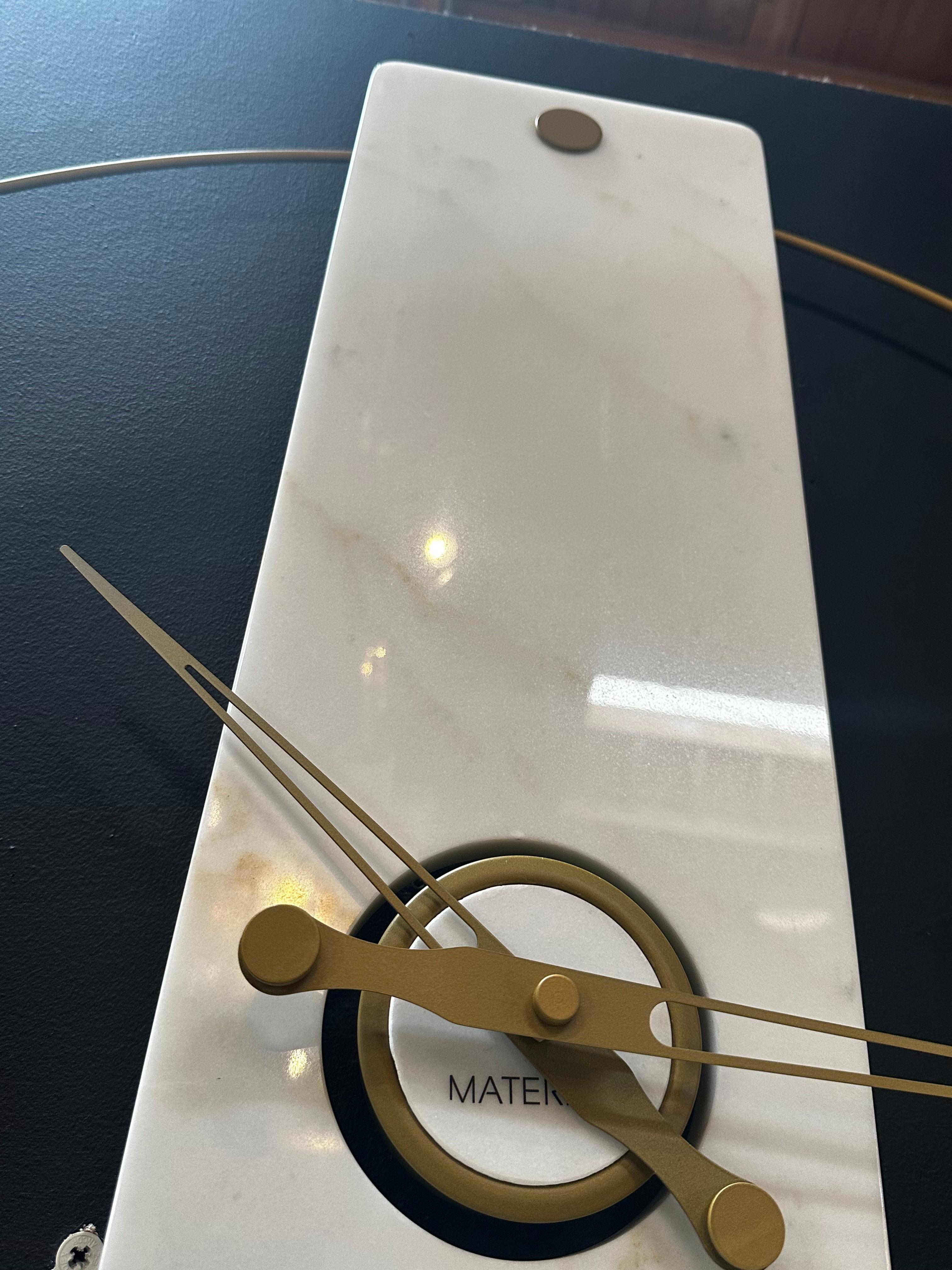 Laiton Horloge moderne sculpturale en marbre de Carrare et finitions en laiton 2023 en vente