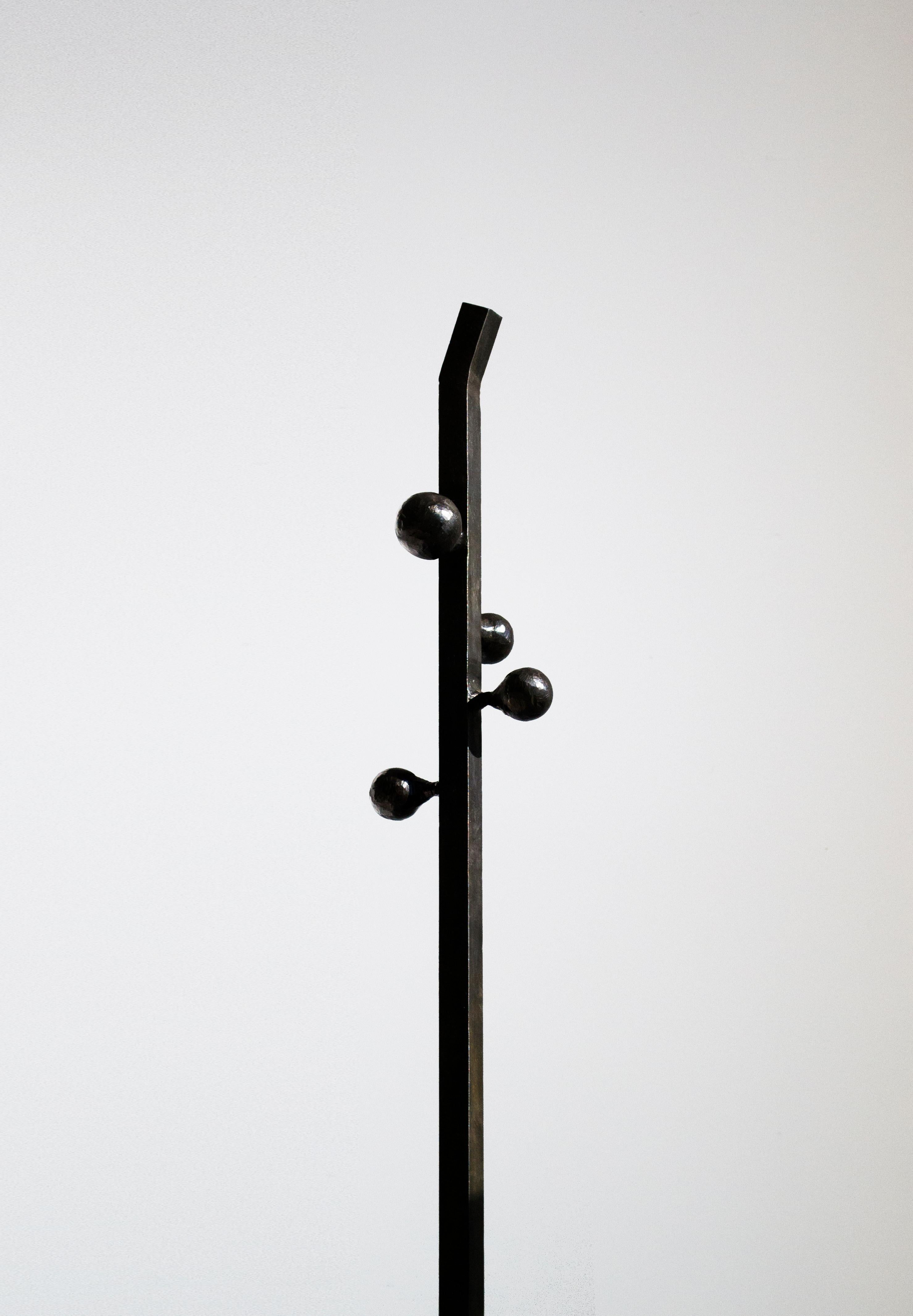 Garderobenständer Skulpturaler moderner kugelförmiger geometrischer handgefertigter geschnitzter geschwärzter Stahl (Moderne) im Angebot