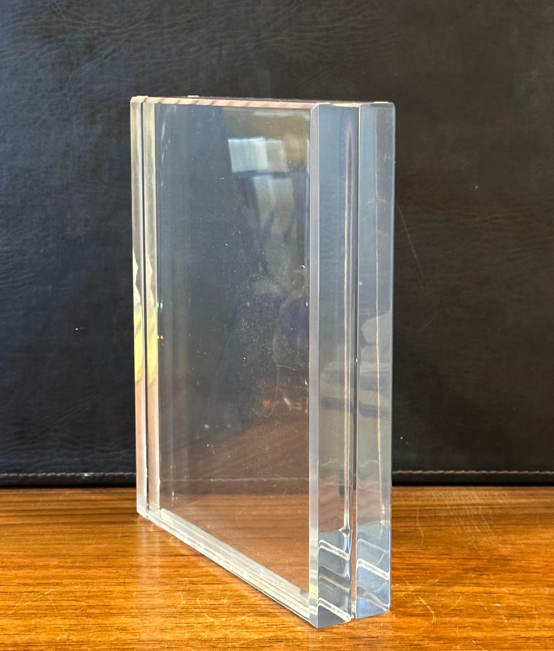 Blocco scultoreo moderno in lucite in vendita 4