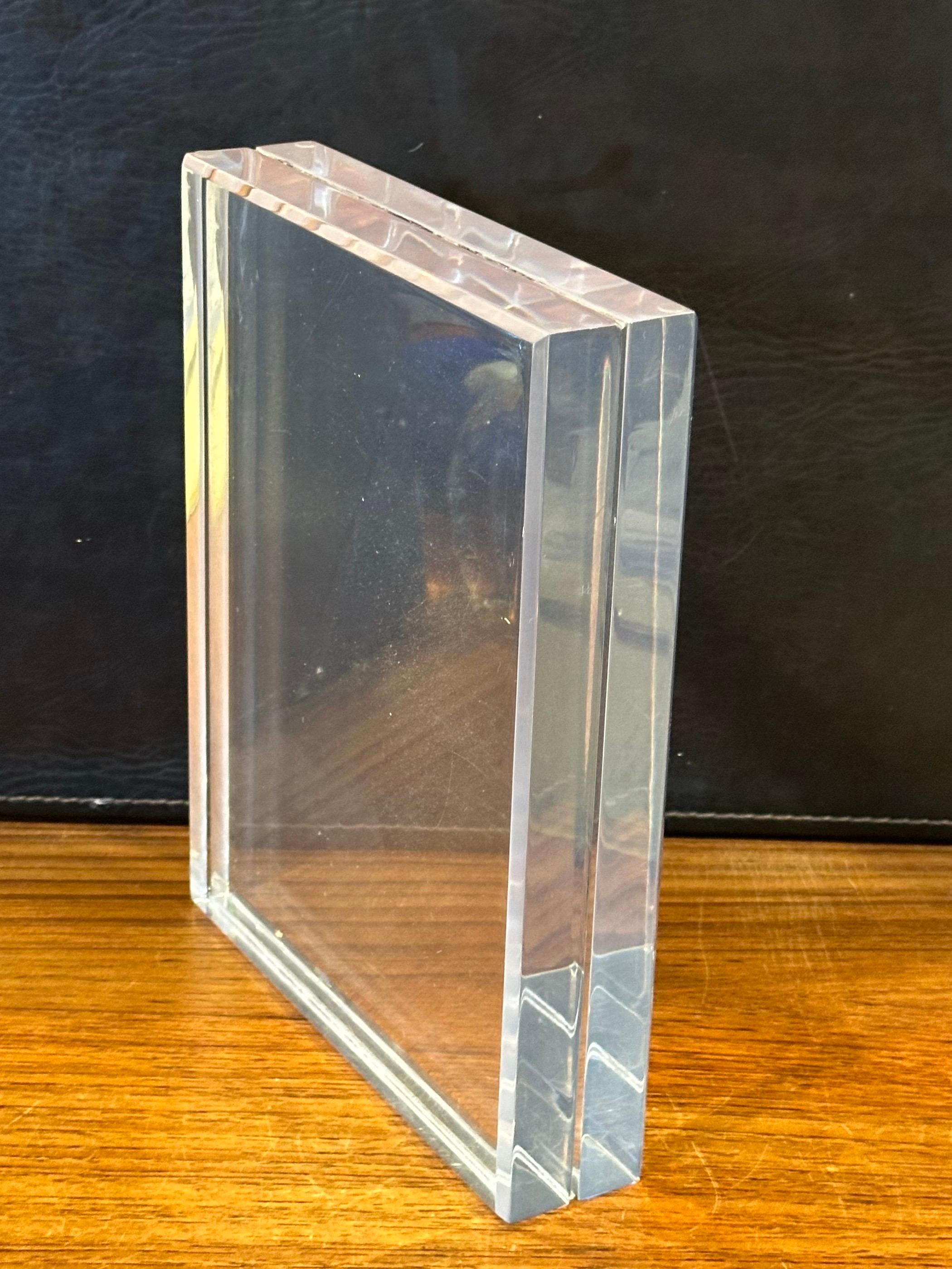 Blocco scultoreo moderno in lucite in vendita 5