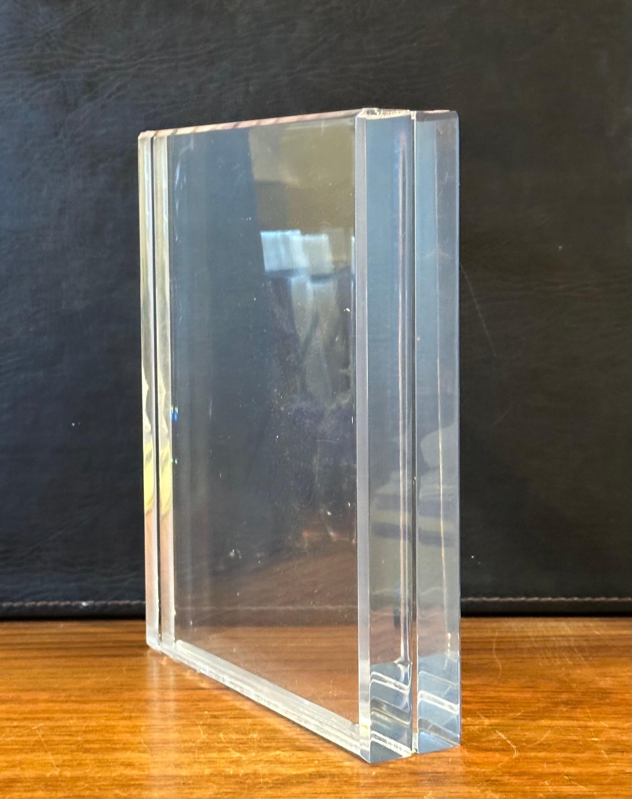 Blocco scultoreo moderno in lucite in vendita 6