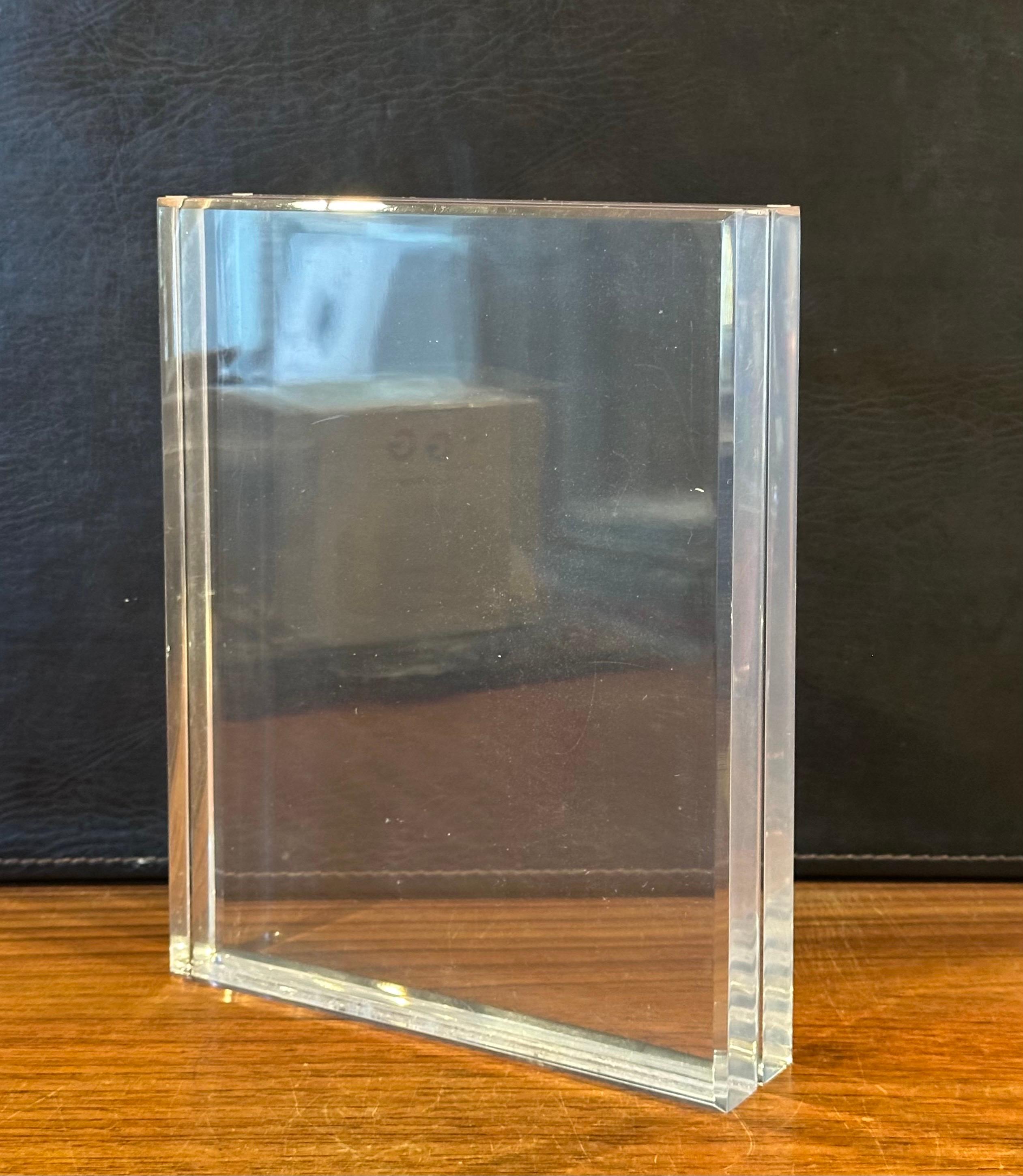 Blocco scultoreo moderno in lucite in vendita 7