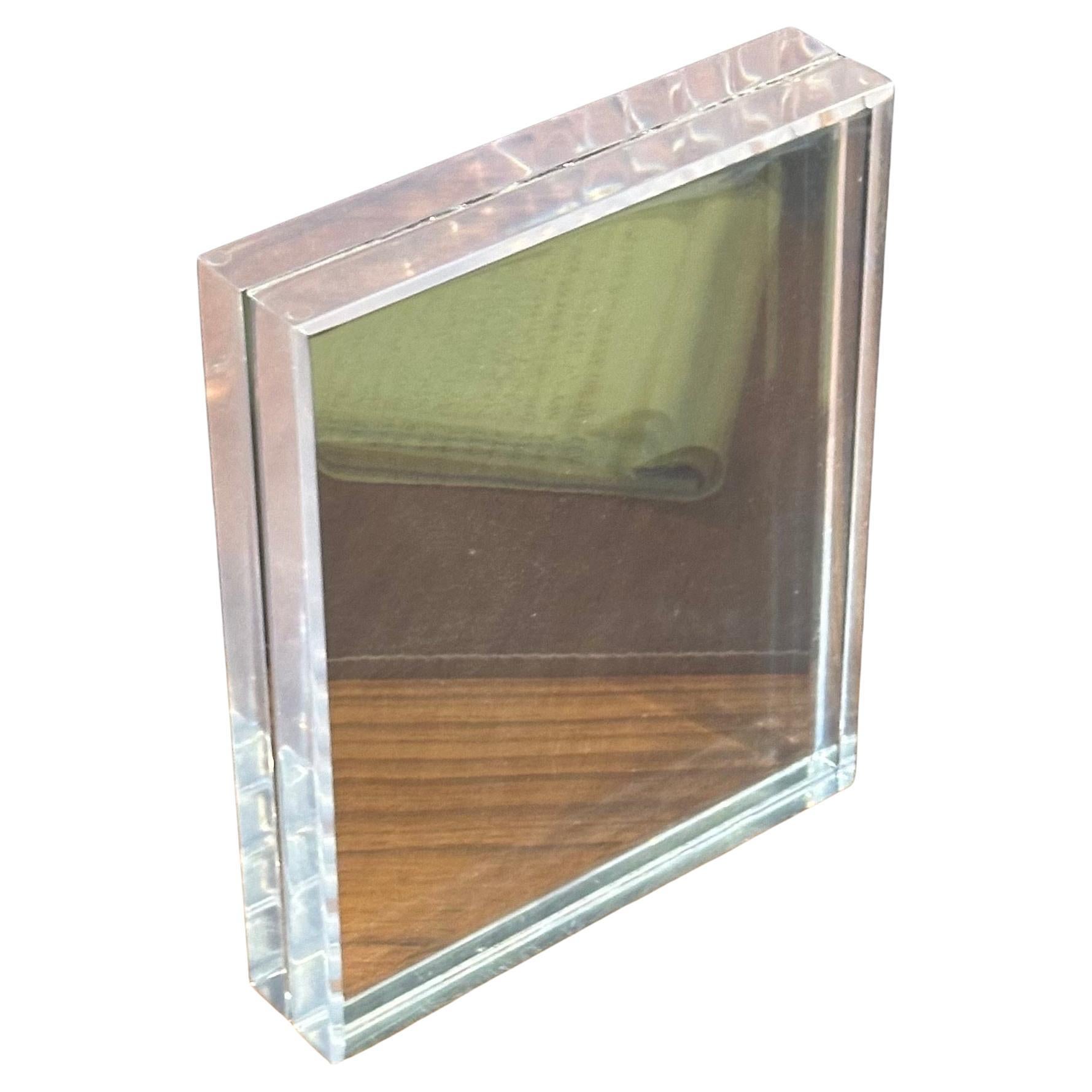 Blocco scultoreo moderno in lucite in vendita 8