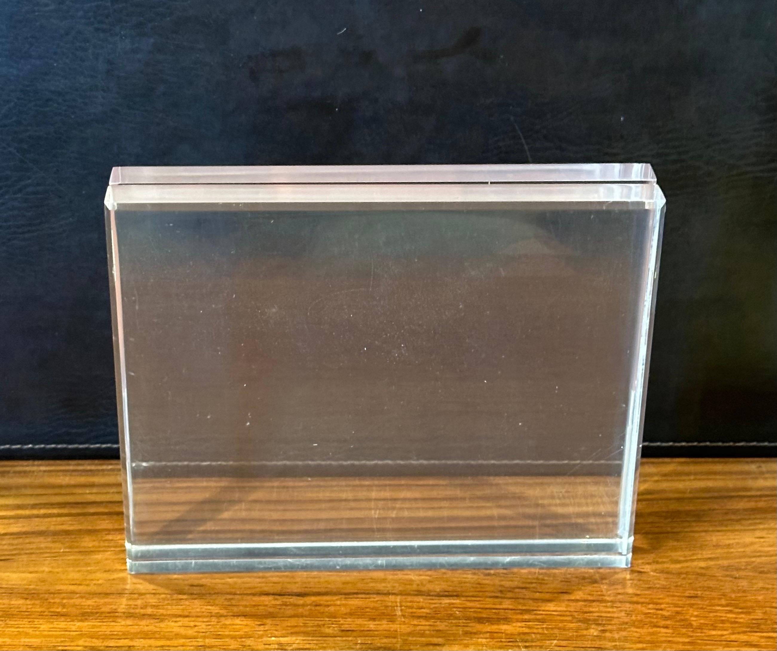 Mid-Century moderno Blocco scultoreo moderno in lucite in vendita