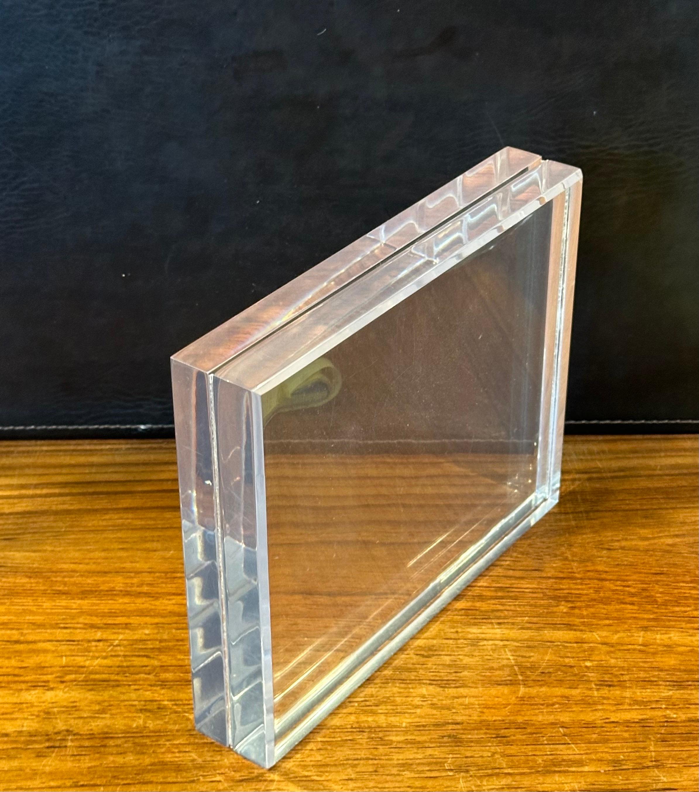 Americano Blocco scultoreo moderno in lucite in vendita