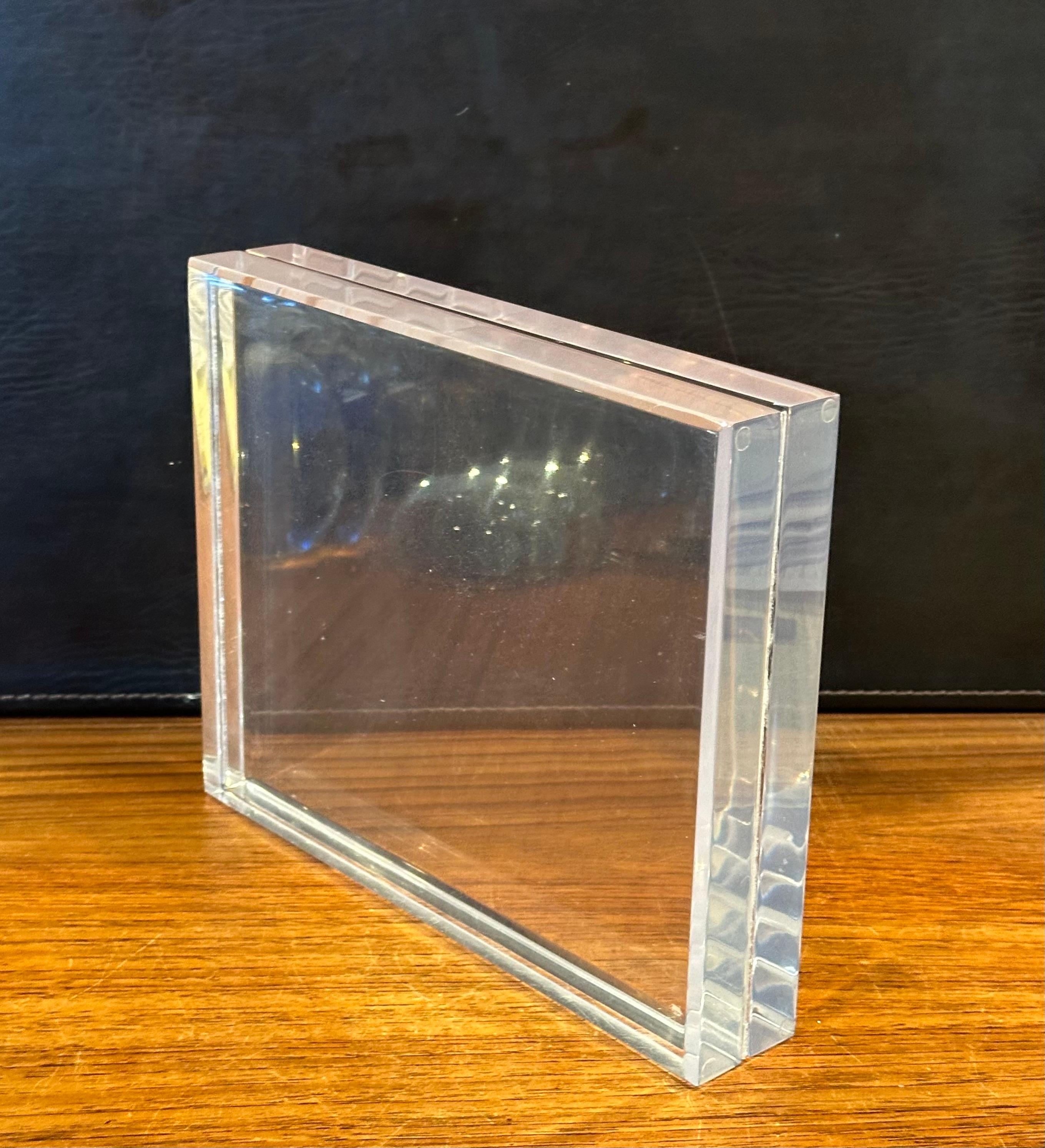 Blocco scultoreo moderno in lucite In condizioni buone in vendita a San Diego, CA