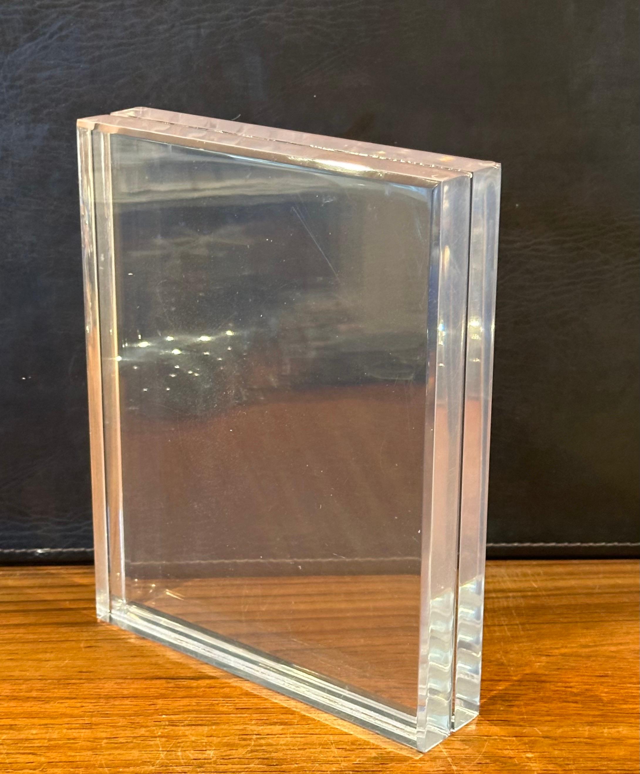 Lucite Blocco scultoreo moderno in lucite in vendita