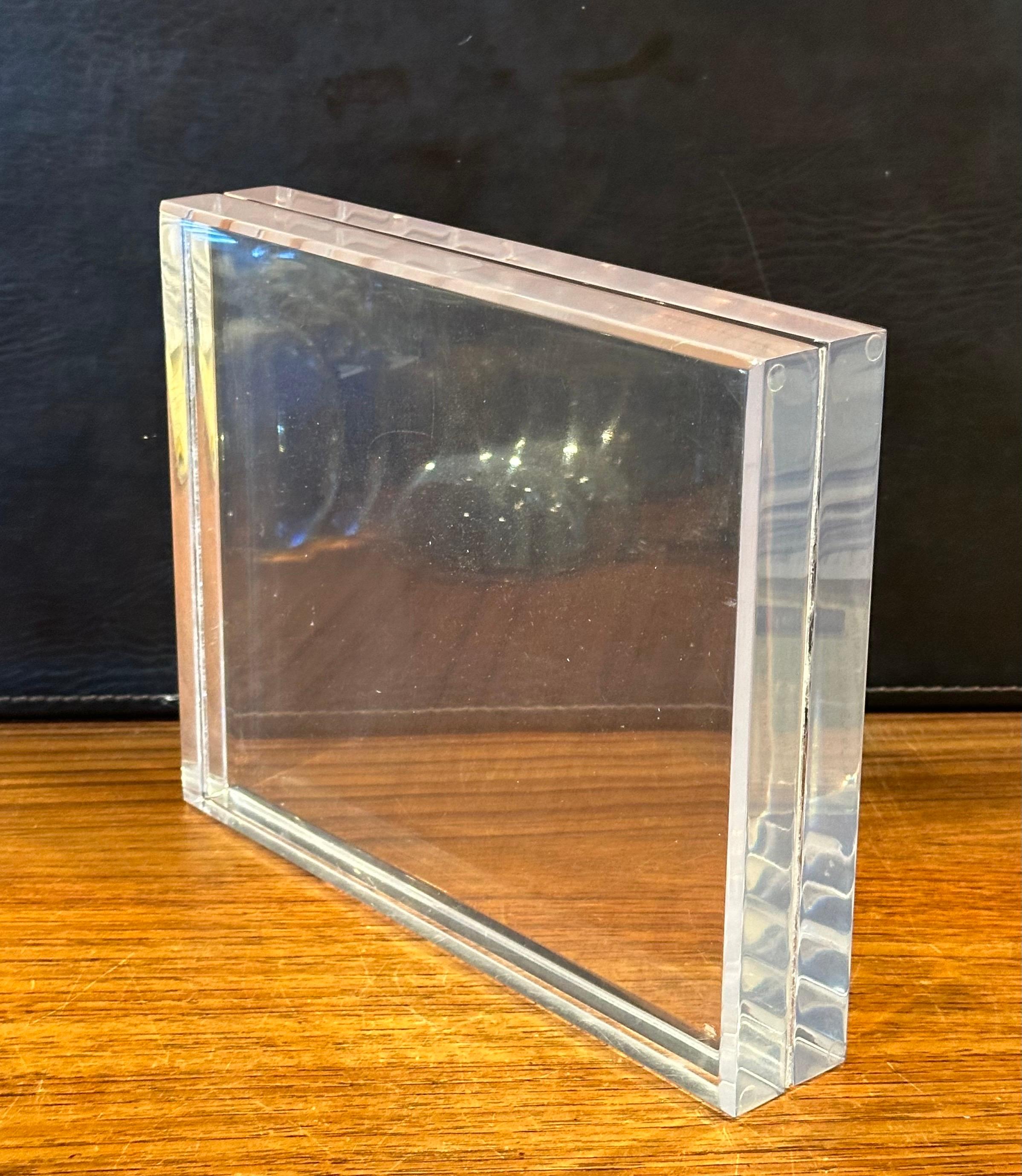 Blocco scultoreo moderno in lucite in vendita 1