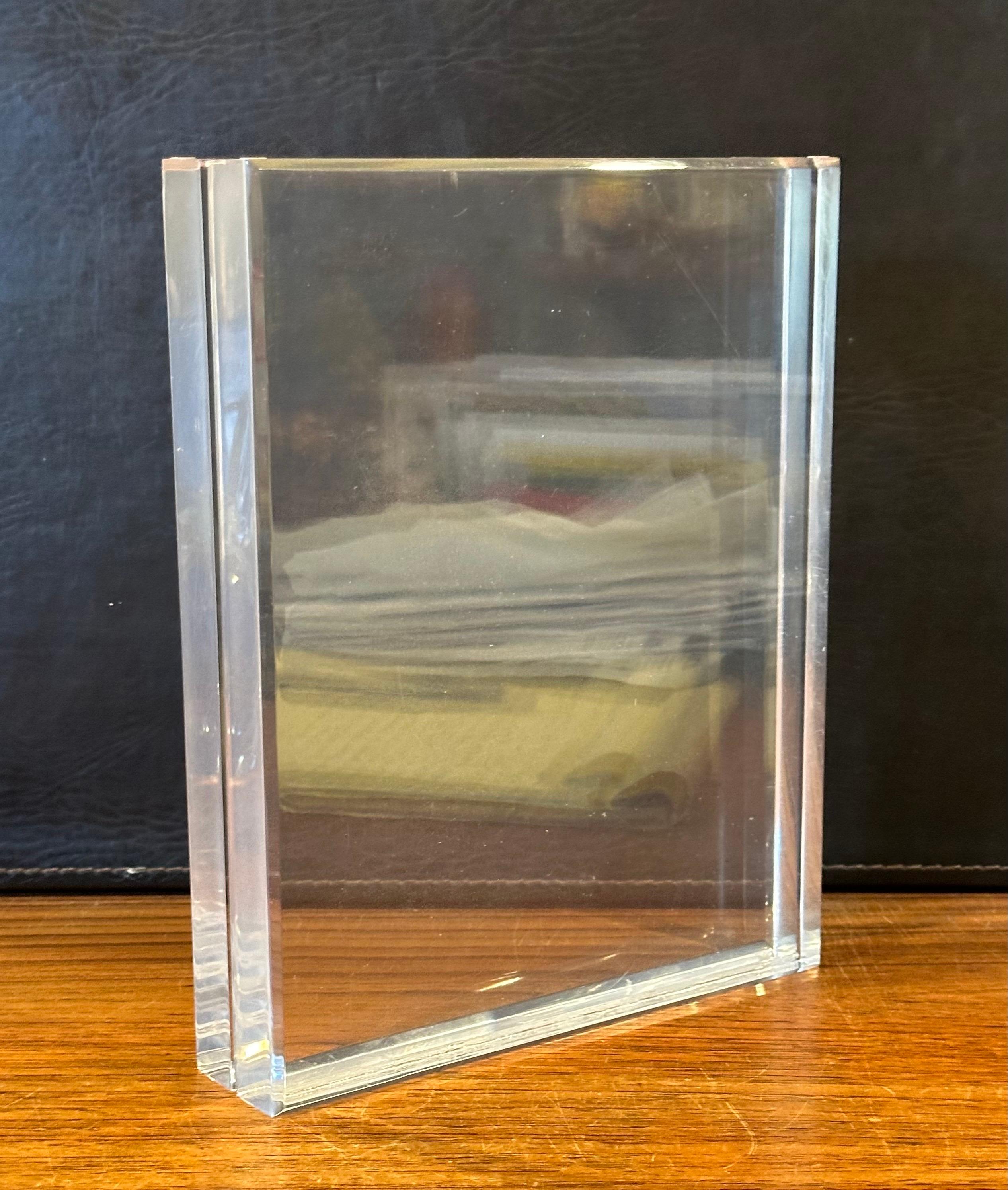 Blocco scultoreo moderno in lucite in vendita 2