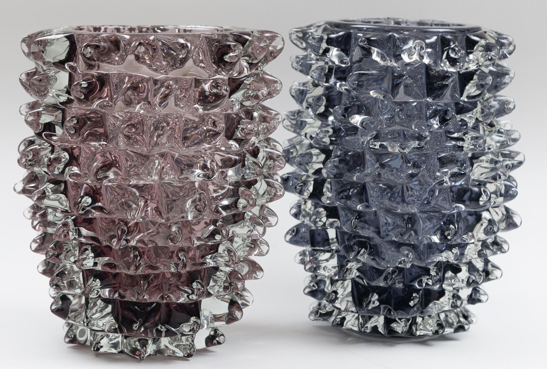 Un magnifique vase en améthyste soufflé en couche épaisse, dont chaque pointe est tirée à la main pour créer un effet sculptural moderne qui réfracte la lumière

1 disponible en améthyste clair, 1 disponible en améthyste foncé

Poids du verre :