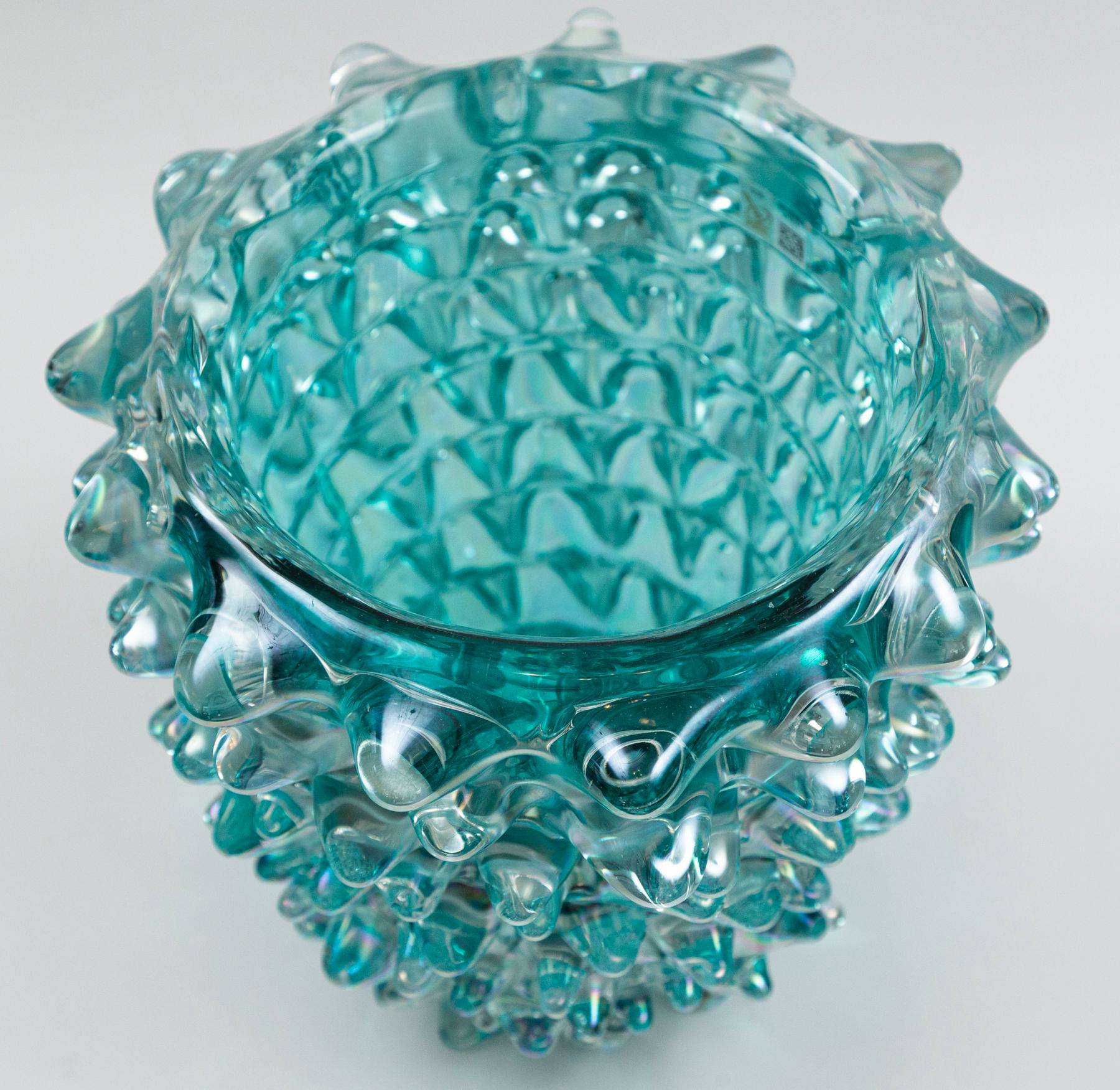 Italiano Vaso scultoreo moderno di Murano soffiato a rostro in acquamarina in vendita