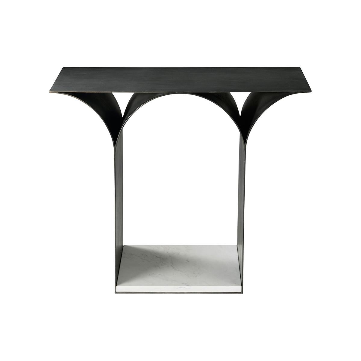 Ein ungewöhnlich eleganter Tisch Inspiriert von der skulpturalen Architektur von heute, bietet der moderne Tisch den perfekten Materialmix in einem minimalistischen Stil. Zeitgenössischer Stahl in dunkler Ausführung, der perfekt mit dem Marmorsockel
