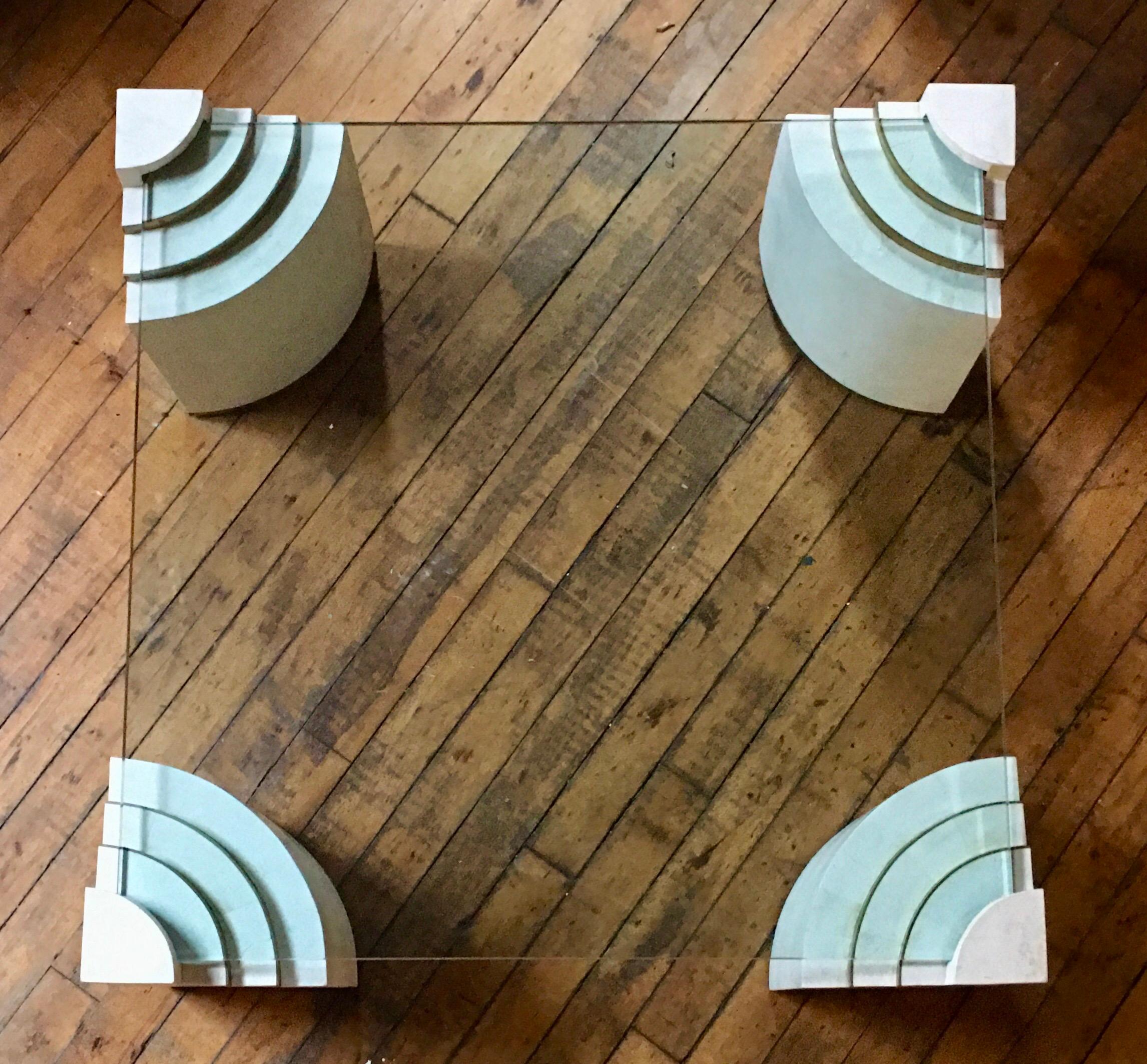 Mid-Century Modern Table basse carrée sculpturale en verre de pierre tessellée et laiton, Marcius en vente