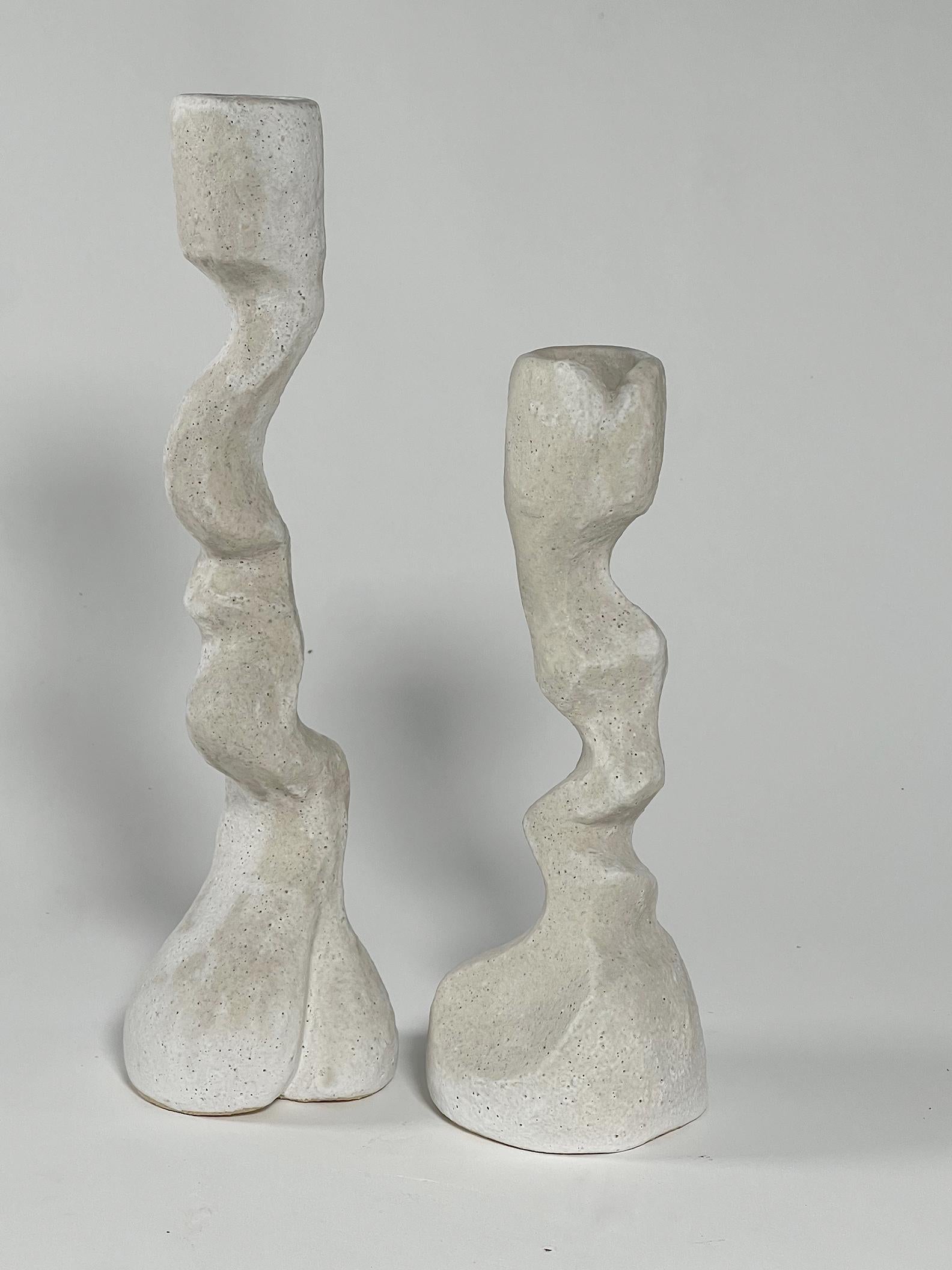 Il set di due candelieri scuplutrual realizzati a mano da Doris Josovitz, di Lost Quarry, è una bellissima espressione di arte senza tempo, pensata per donare calore ed eleganza al tuo spazio. Scolpita con intenzione, la sua finitura in argilla