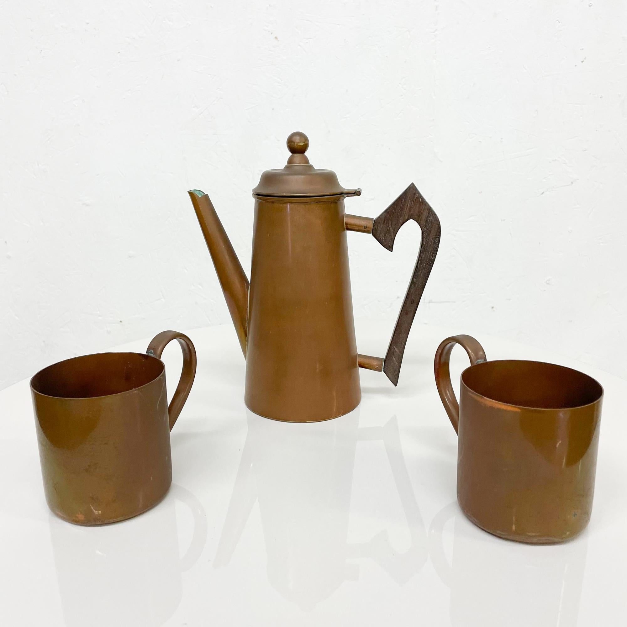 Coffee pot set
From Taxco 1950s Peggy Page Mexico stylish coffee pot solid copper includes 2 copper cups.
Coffee Pot is maker stamped Peggy Page Mexico. Cups are unmarked.
Delightful Sculptural Copper Coffee Pot with fancy wood handle.
Pot 8.75