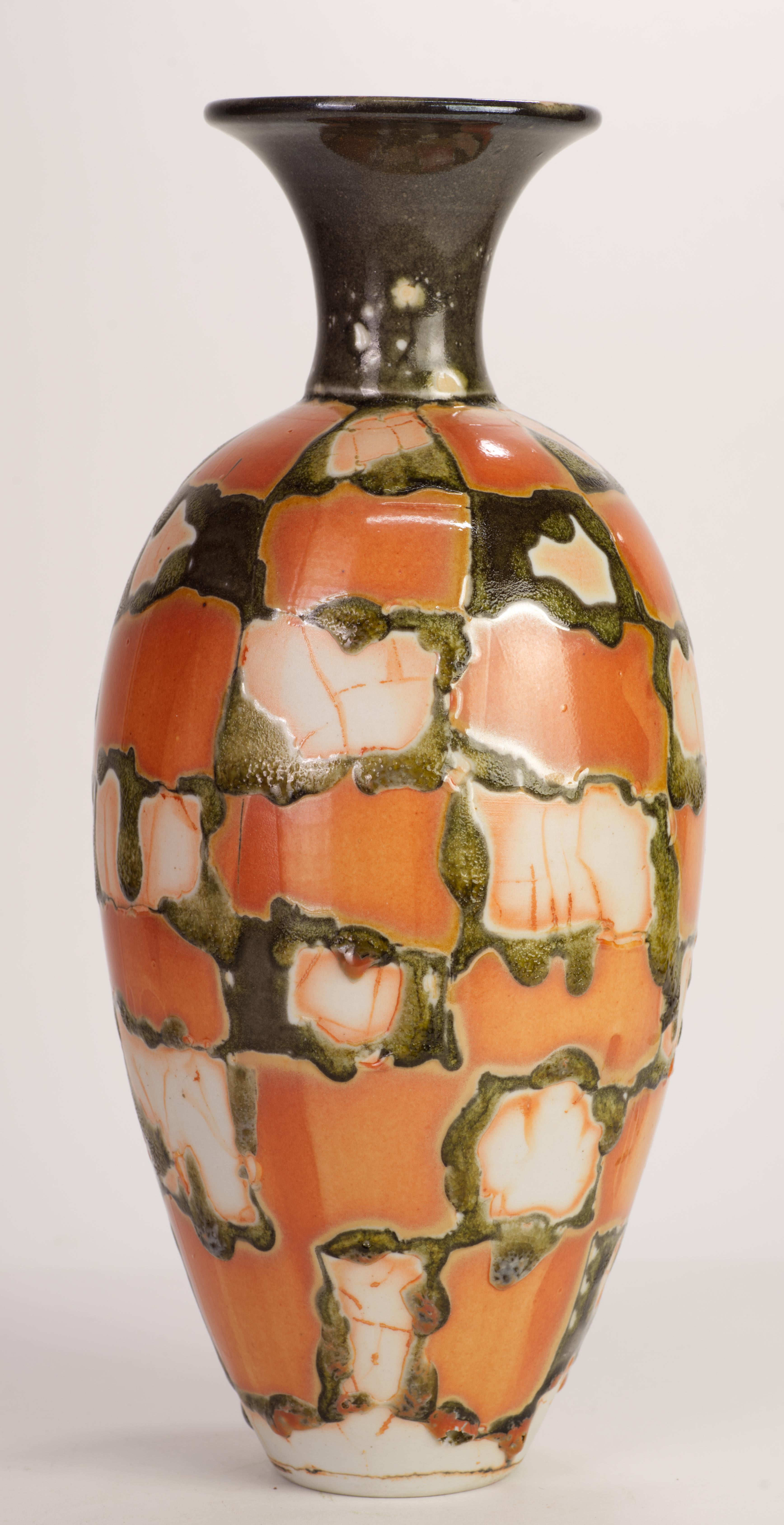  Die skulpturale, große Keramikvase ist mit farbigen Blockglasuren in verschiedenen Farben und Texturen verziert - glänzendes verbranntes Orange, halbmattes helles Orange bis klar und halbglänzende erhabene olivbraune Lavaglasur. Frei verteilte