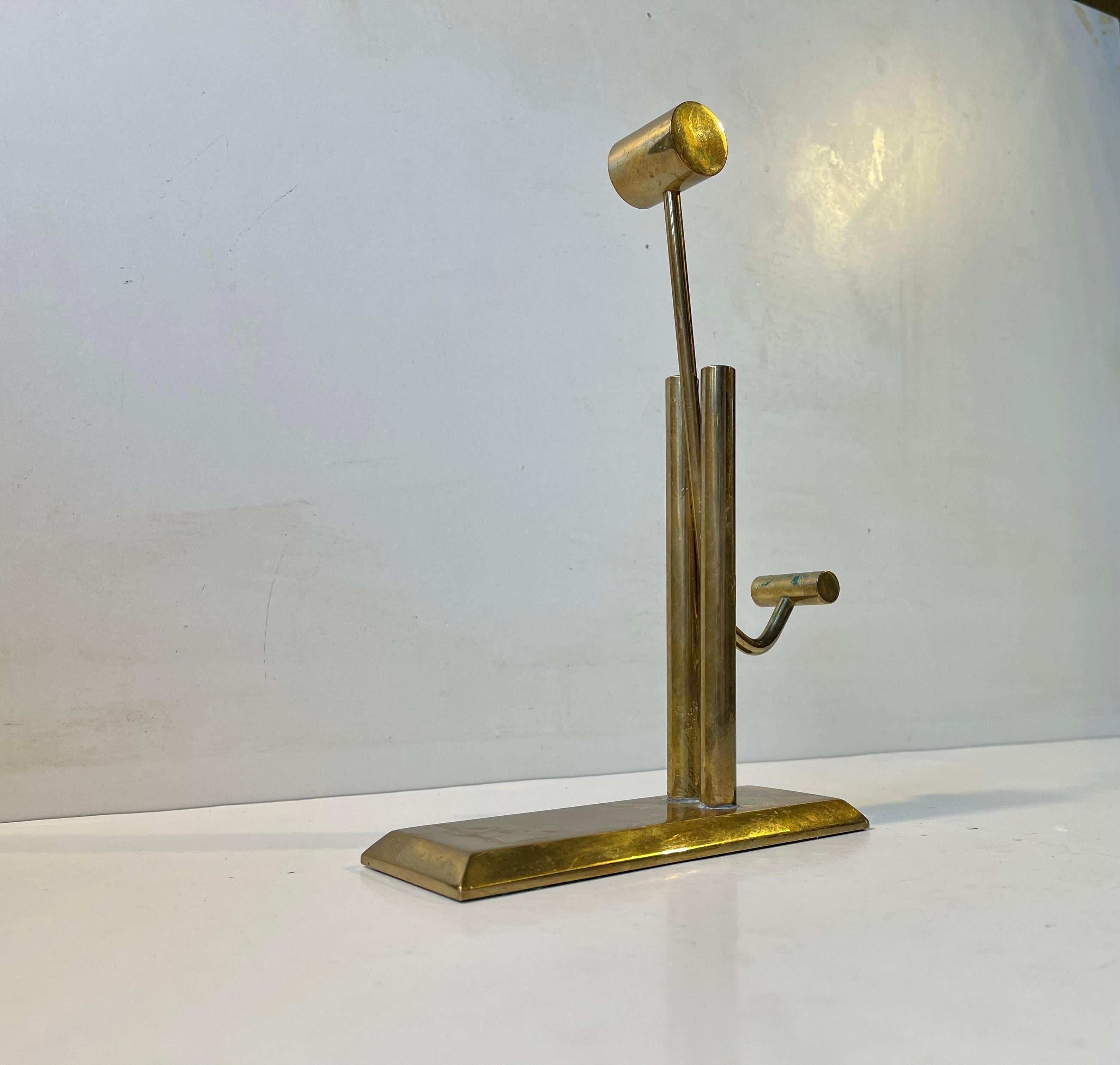 Porte-papier à contrepoids en bronze massif, très bien réalisé, lourd et stable. Il ressemble à une pompe à huile. Vraisemblablement fabriqué sur mesure et offert à un employé du Service correctionnel danois pour célébrer ses 25 ans de service