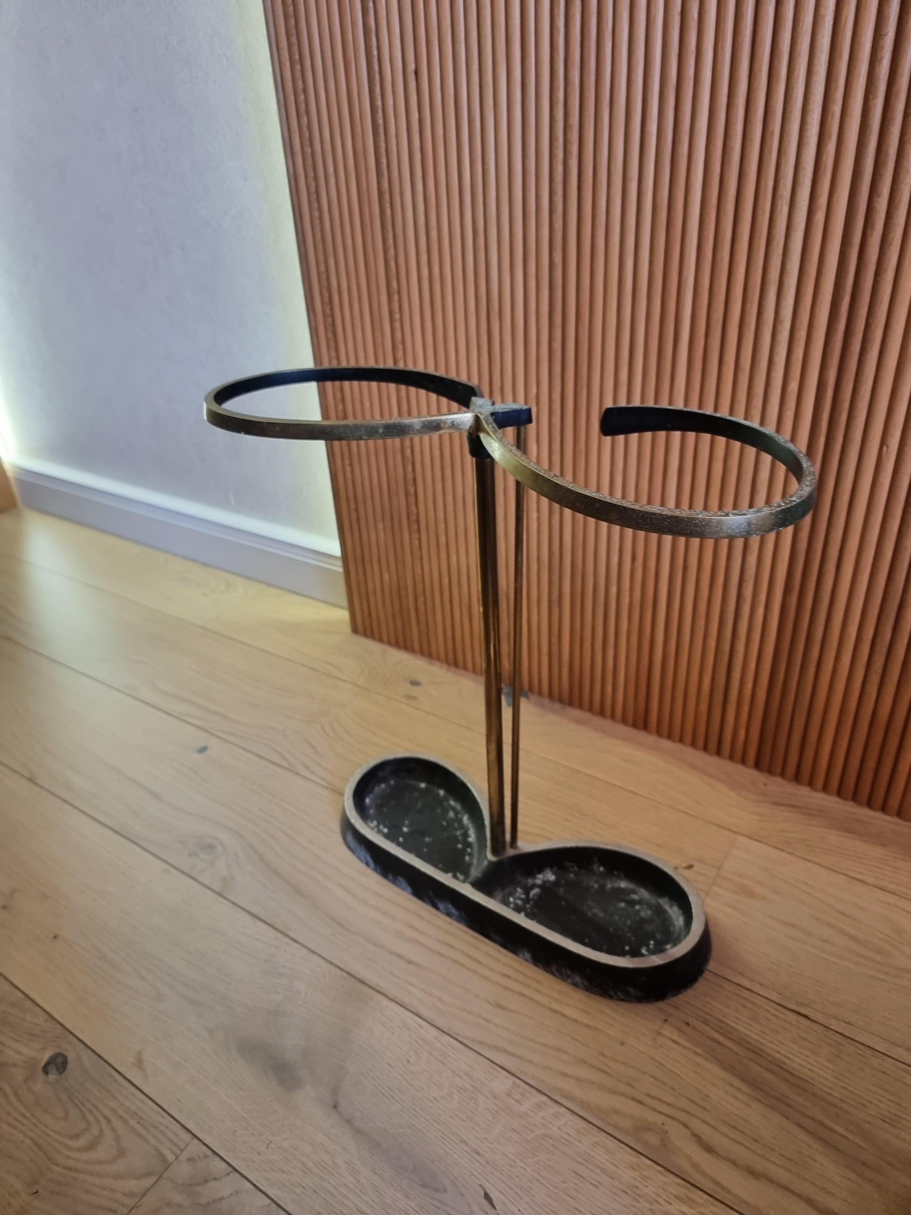 Sculptural modernist / Bauhaus-style umbrella stand in brass and base in aluminium. Attributed to Artes, H. & H. Seefried, Steppach. Austria, mid-1900s. 


Patina, normal signs of age and wear. No structural damage, stabile. This item can be