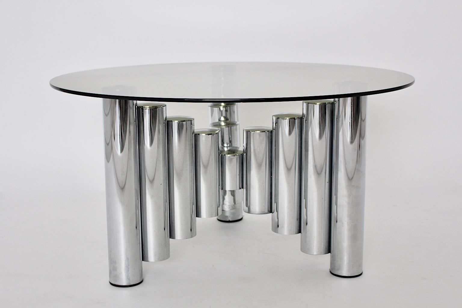 Table basse vintage sculpturale circulaire moderniste avec base en métal chromé et plateau en verre verdâtre, Italie des années 1960.
Magnifique table basse chromée surmontée d'une plaque de verre verdâtre. 
Cette table basse avec des tubes en métal