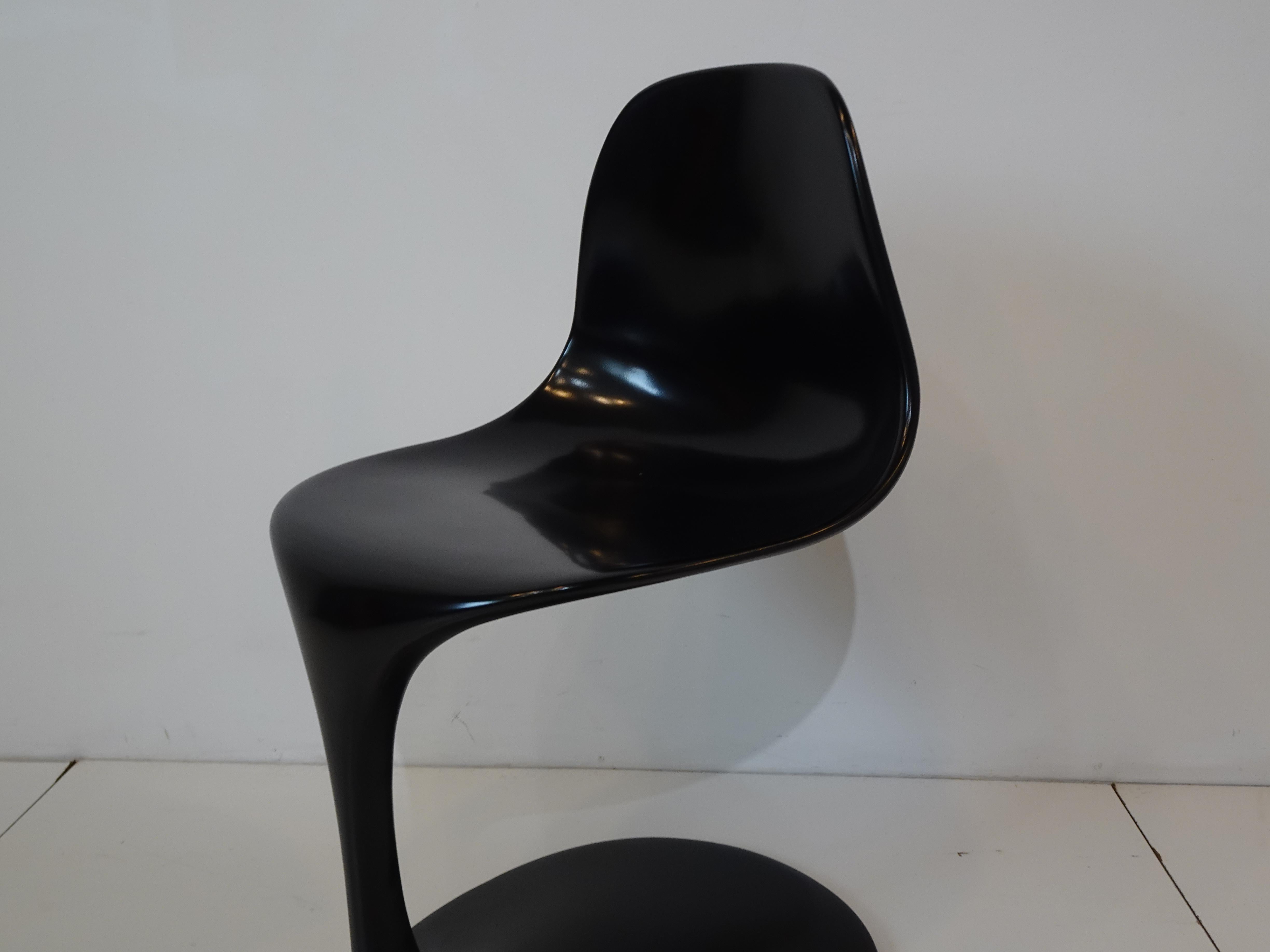 Skulpturaler geformter italienischer Stuhl von Rudi Bonzanini für L' Ambienie Italia MN (Organische Moderne) im Angebot