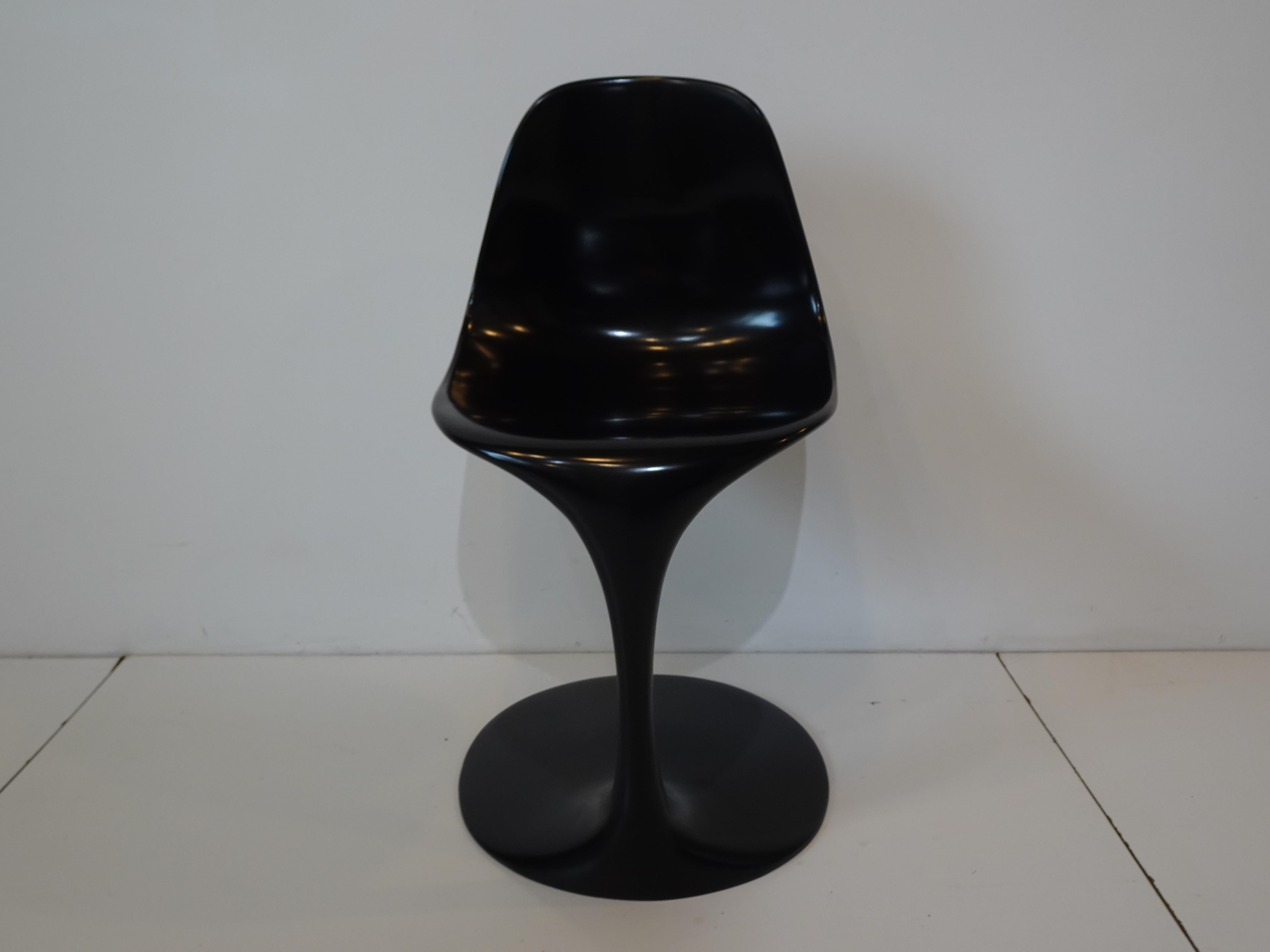 Skulpturaler geformter italienischer Stuhl von Rudi Bonzanini für L' Ambienie Italia MN (Glasfaser) im Angebot