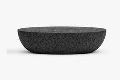 Tavolino da caffè scultoreo monolitico con finitura nera opaca in basalto