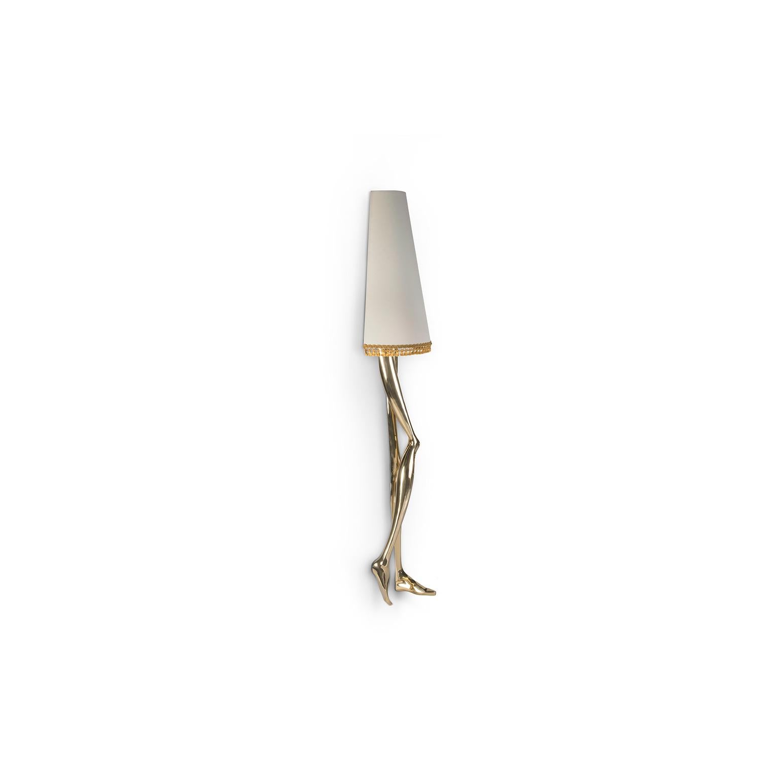 Skulpturale Monroe-Wandleuchter, Gold, poliertes Messing, cremefarbener Lampenschirm (Moderne) im Angebot
