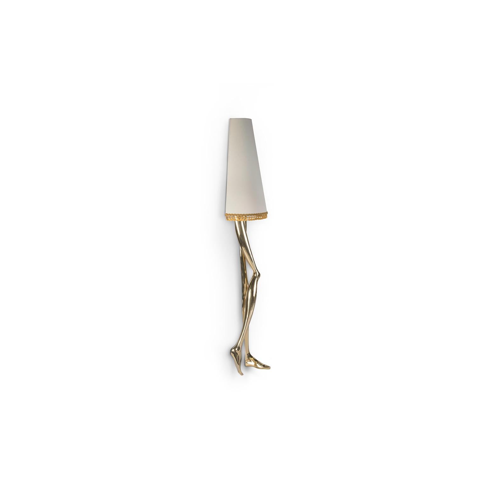 Moderne Applique murale sculpturale Monroe en or avec abat-jour en laiton poli blanc cassé, lampe d'art en vente