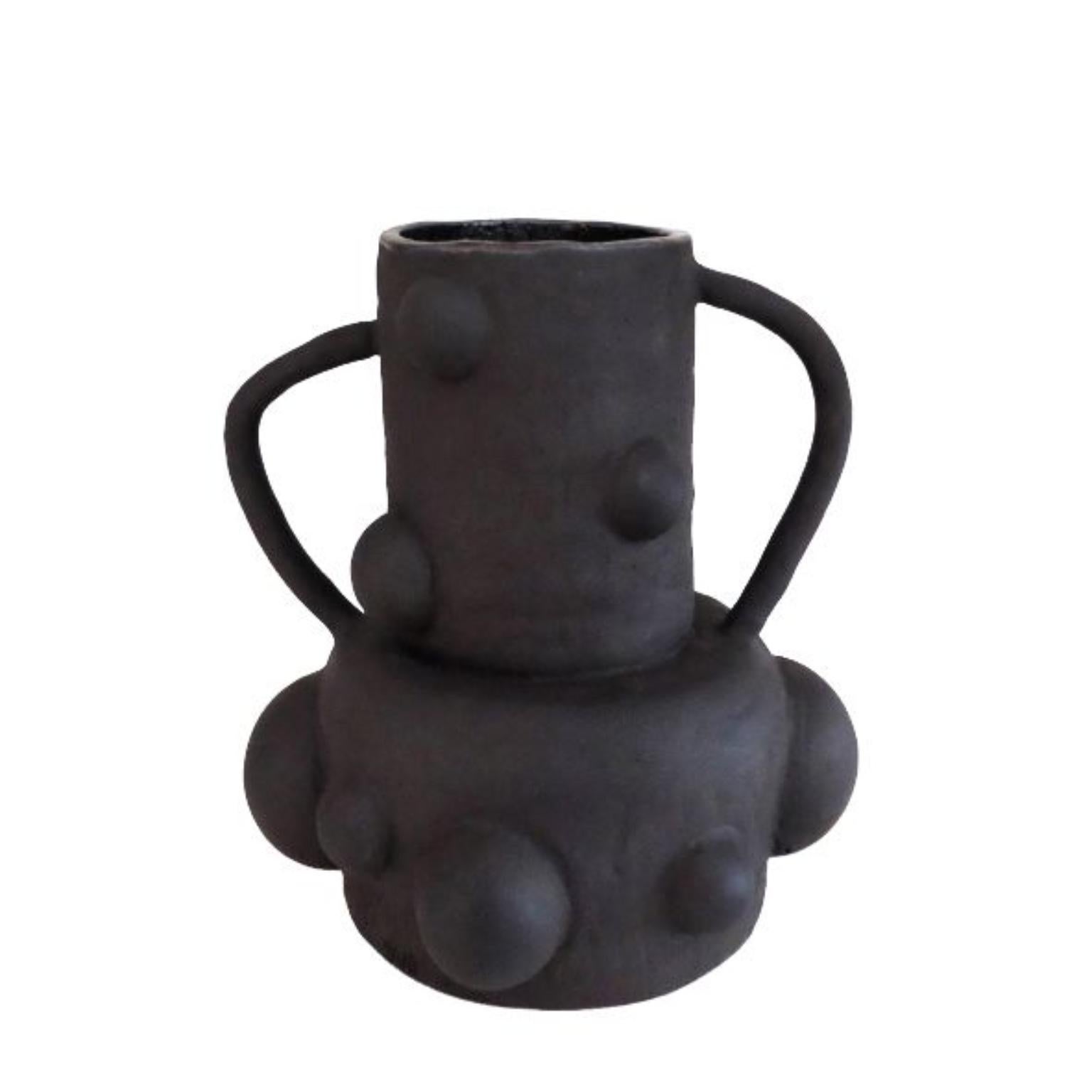 Skulpturale Mondvase von Ia Kutateladze
Abmessungen: B 23 x H 25 cm
MATERIALIEN: Roher schwarzer Ton

Die Moon-Vase ist ein kühnes Keramikstück, das aus schwarzem Ton handgefertigt wurde. Die Innenseite ist mit einer Metallglasur versehen, während