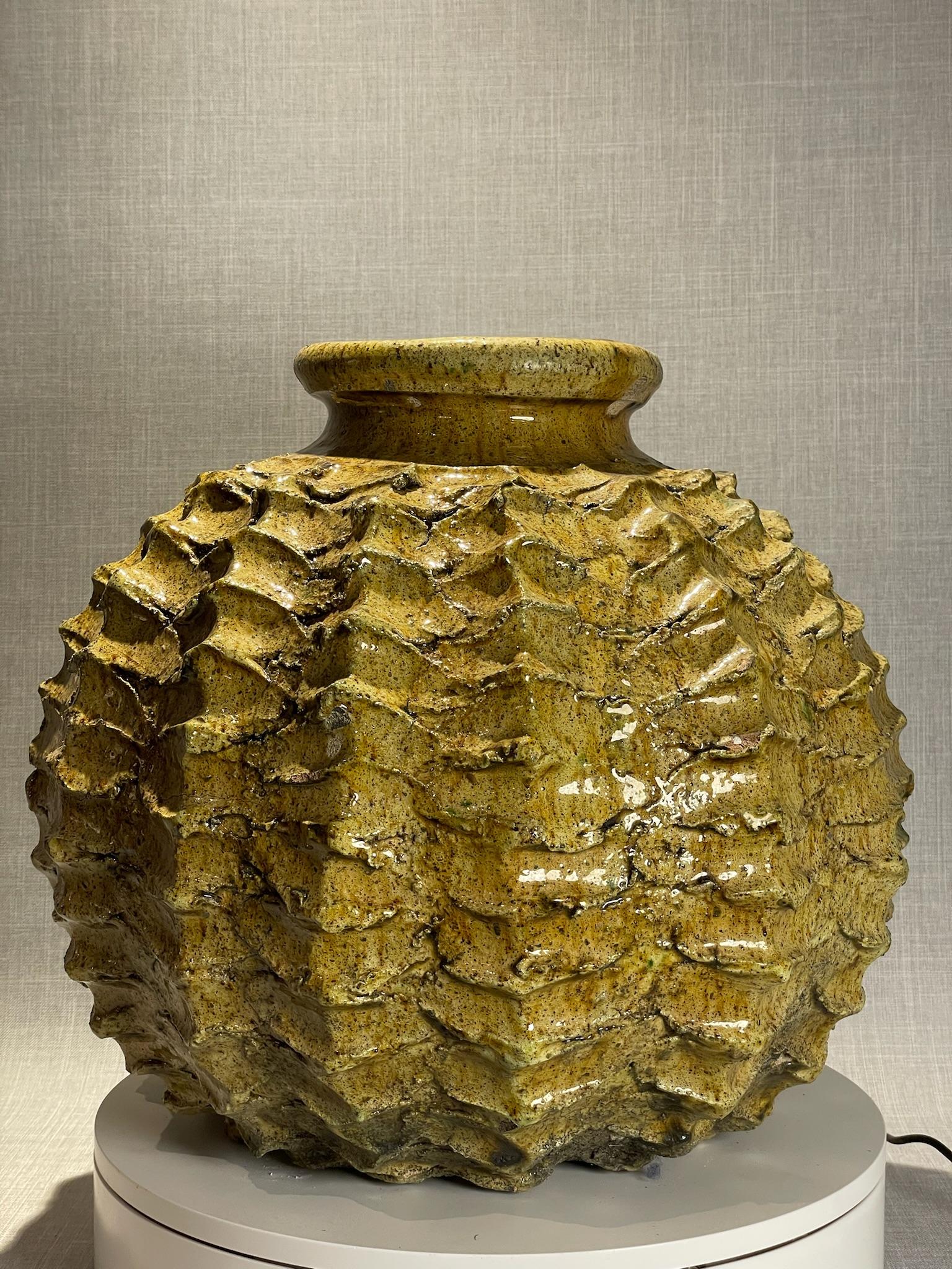 Rustico Vaso scultoreo marocchino realizzato a mano con accenti ocra e scuri in vendita