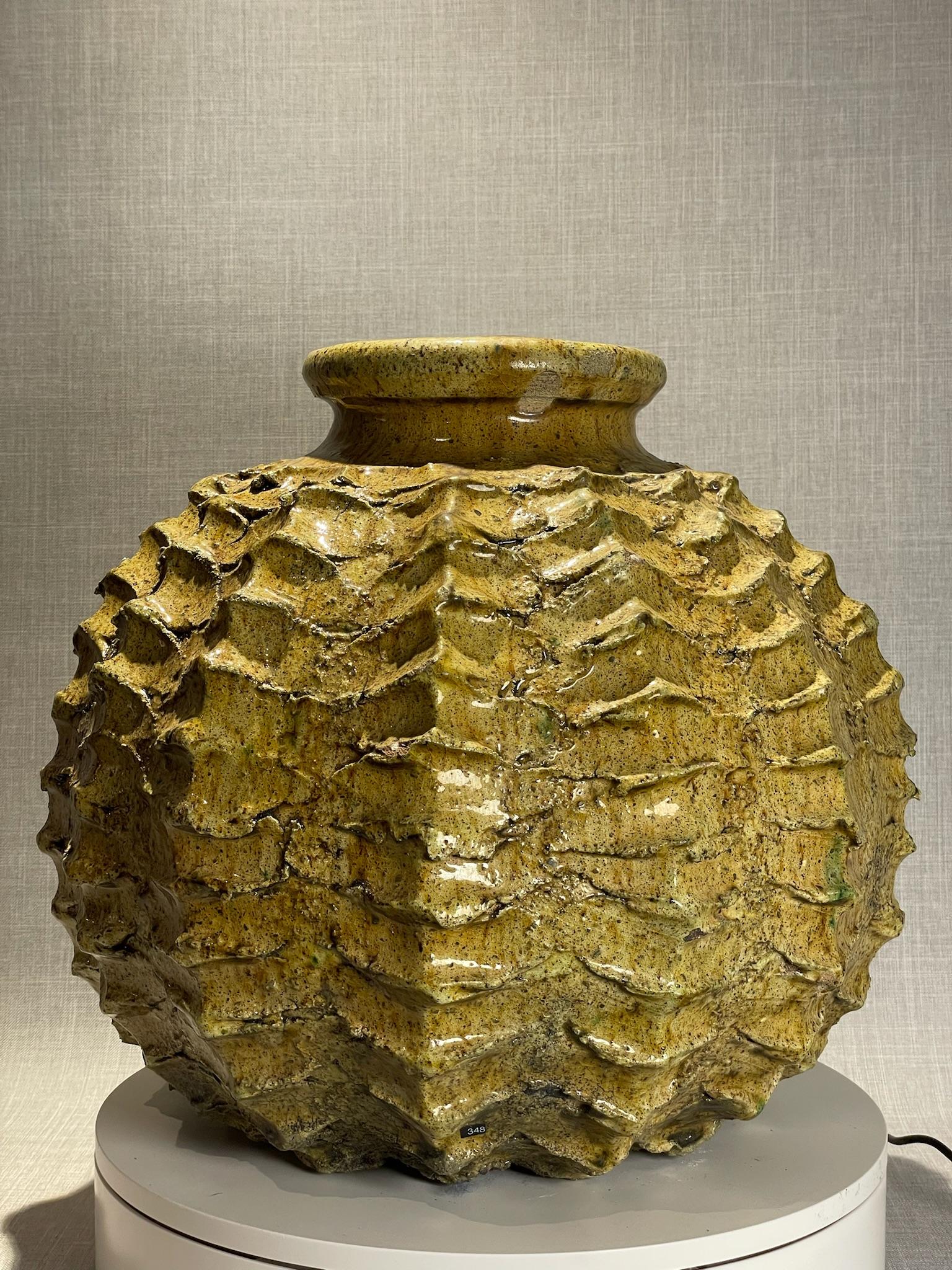 Marocchino Vaso scultoreo marocchino realizzato a mano con accenti ocra e scuri in vendita