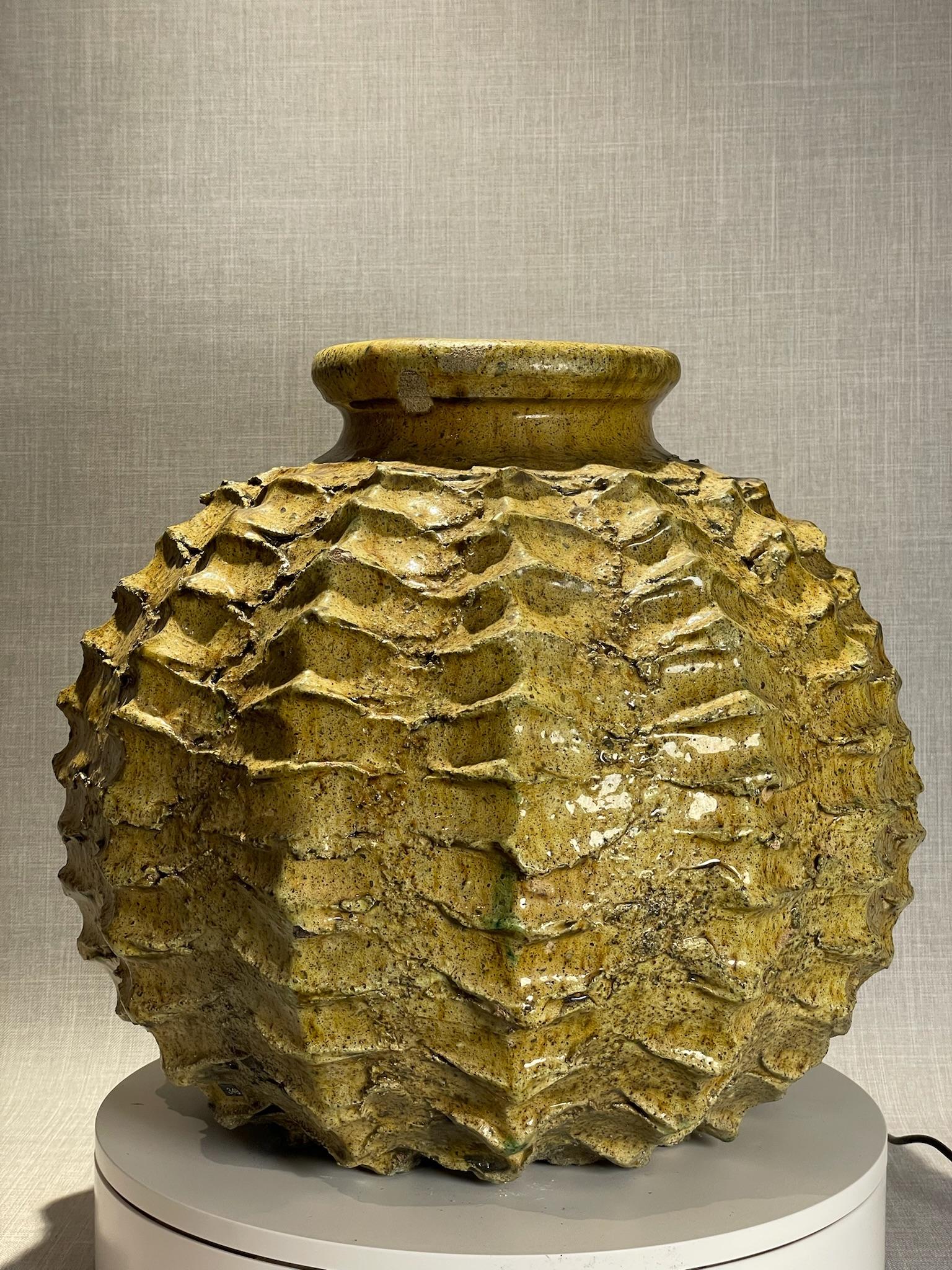 Fatto a mano Vaso scultoreo marocchino realizzato a mano con accenti ocra e scuri in vendita