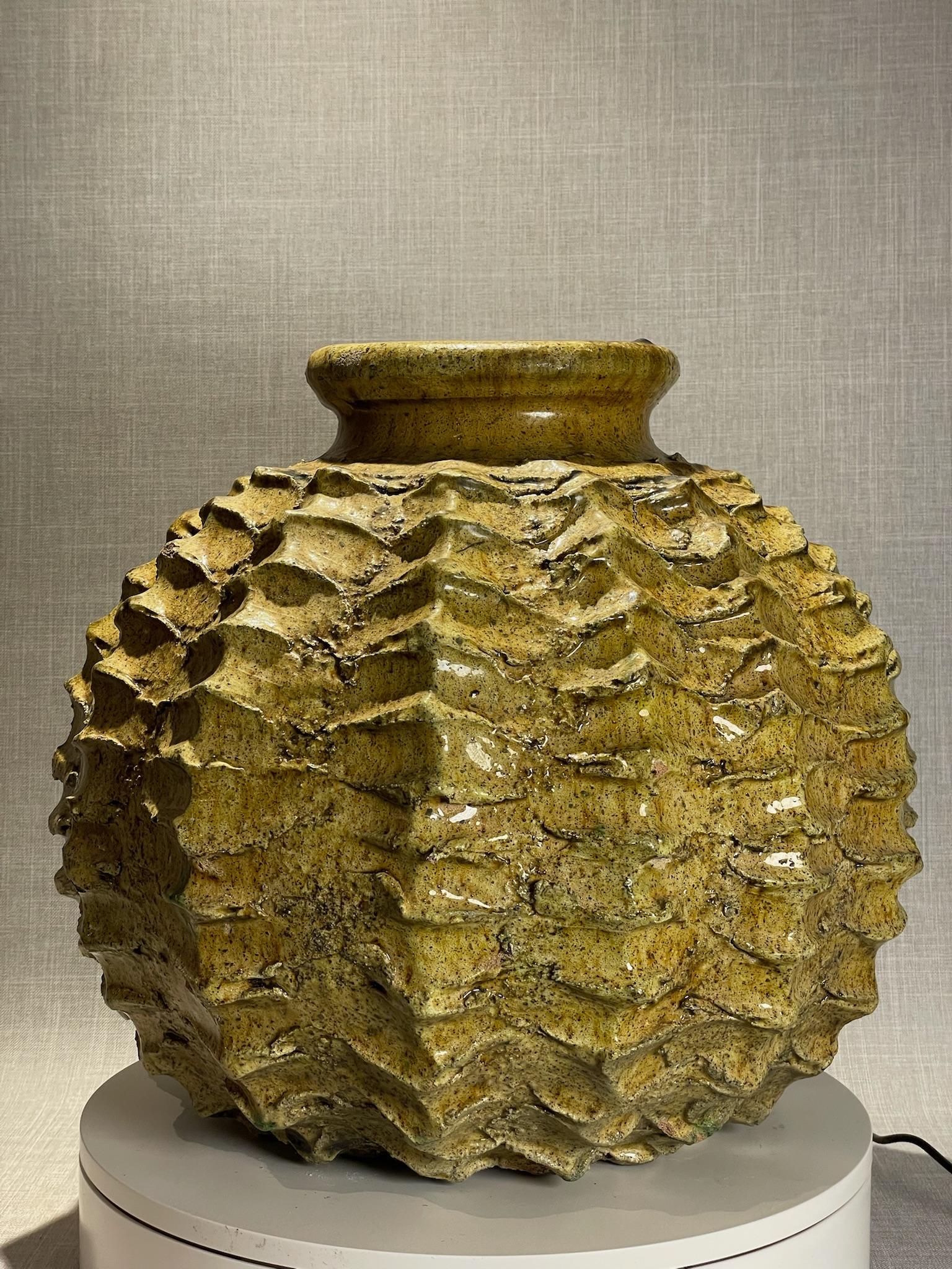 Vaso scultoreo marocchino realizzato a mano con accenti ocra e scuri In condizioni buone in vendita a West Hollywood, CA