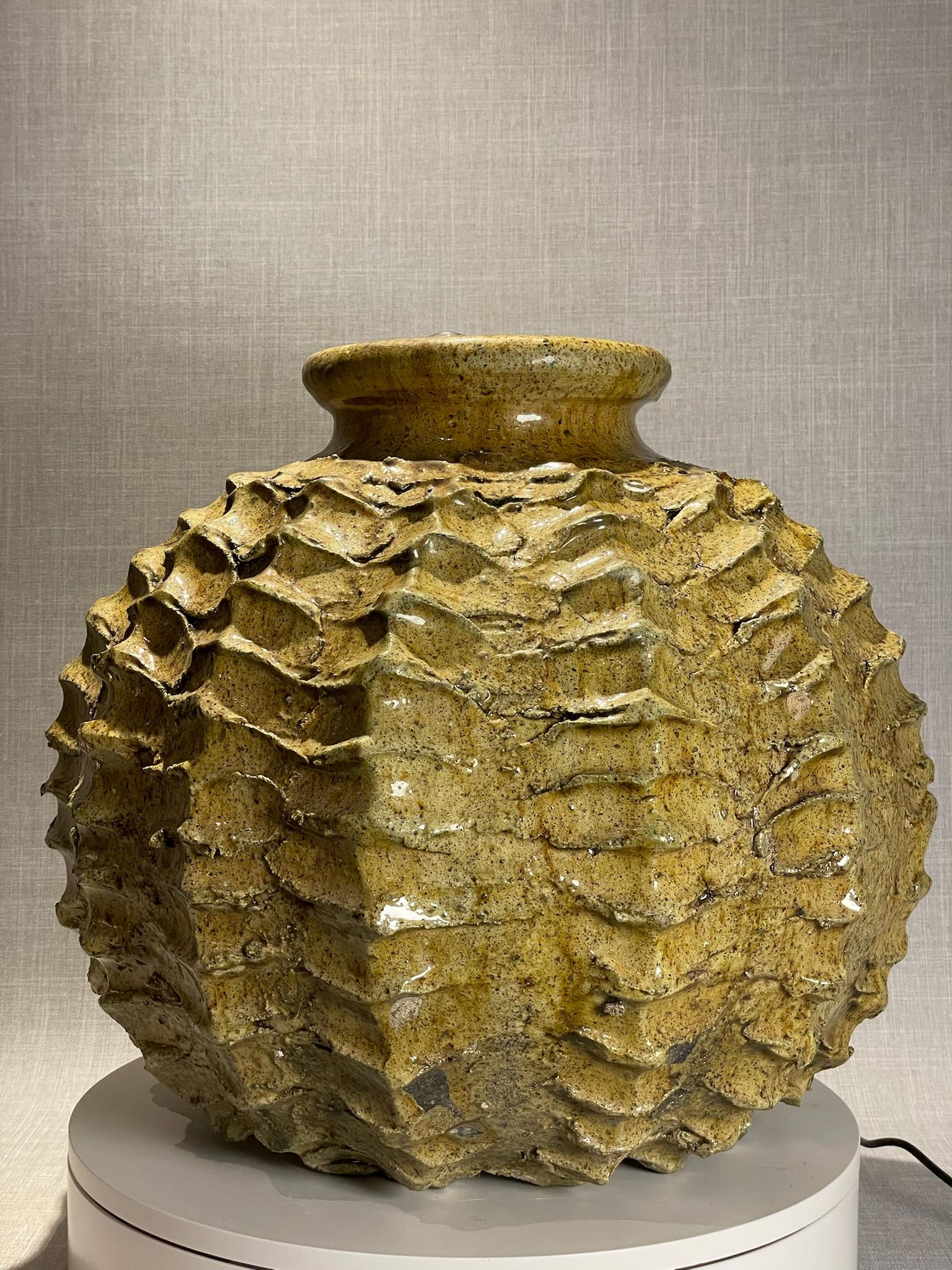 XX secolo Vaso scultoreo marocchino realizzato a mano con accenti ocra e scuri in vendita