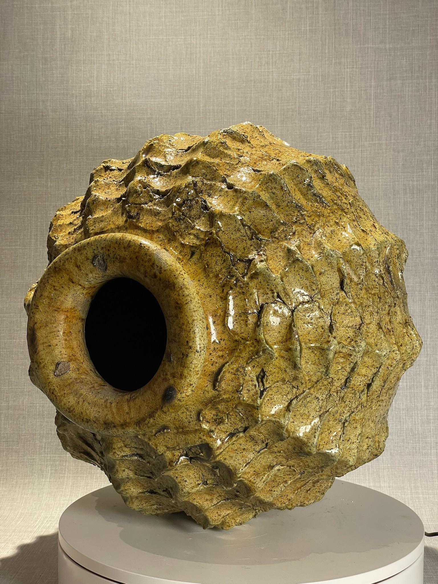 Ceramica Vaso scultoreo marocchino realizzato a mano con accenti ocra e scuri in vendita