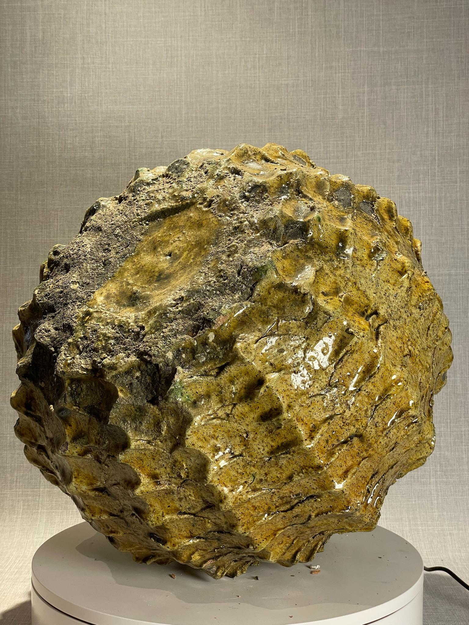 Vaso scultoreo marocchino realizzato a mano con accenti ocra e scuri in vendita 1